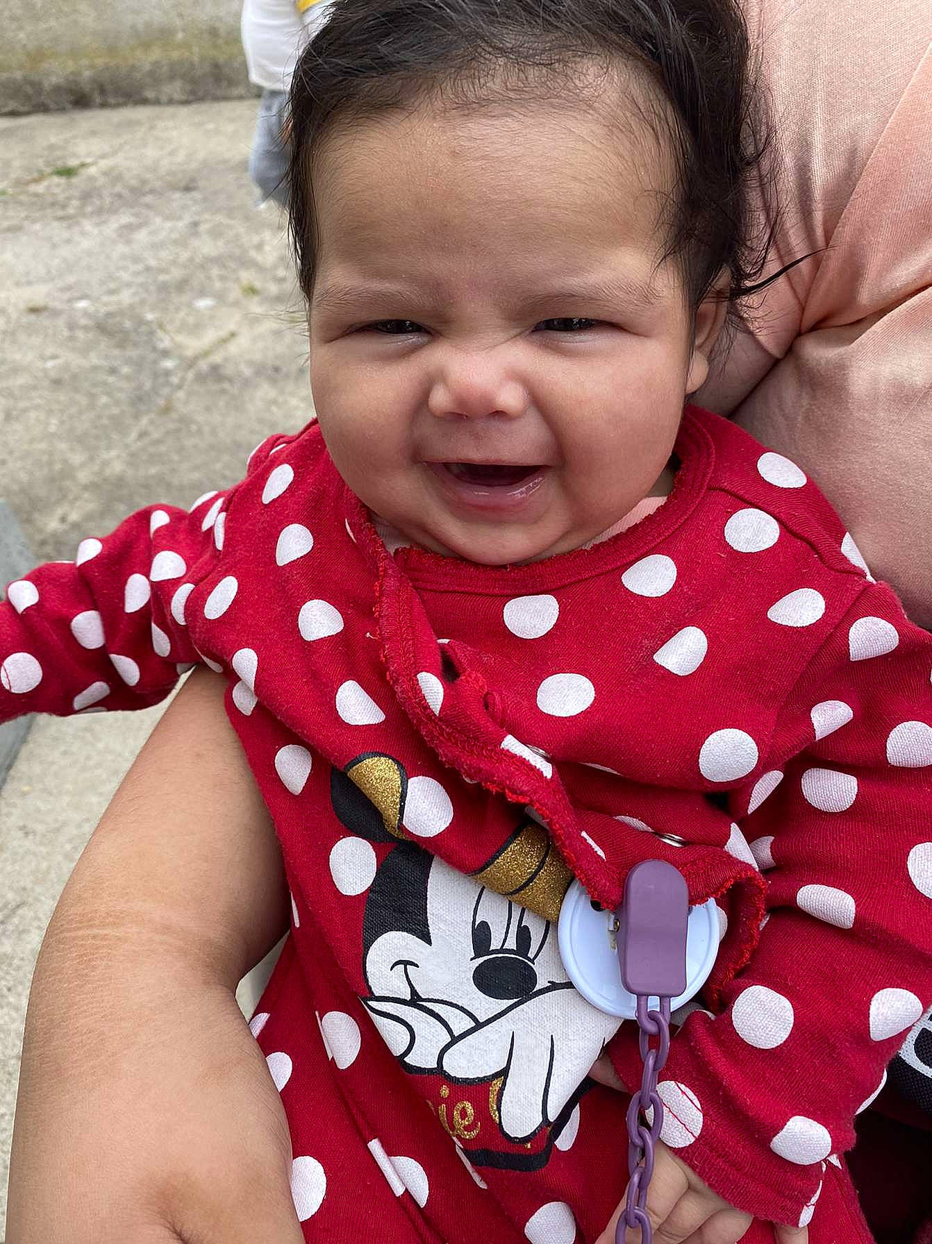 Yvanna a rejoint le concours — aidez-le/la à gagner de superbes lots ! baby, baby_products, baby_toddler_clothing, cheek, child, design, face, facial_expression, happy, head, lip, neck, nose, pattern, person, pink, polka_dot, skin, smile, toddler