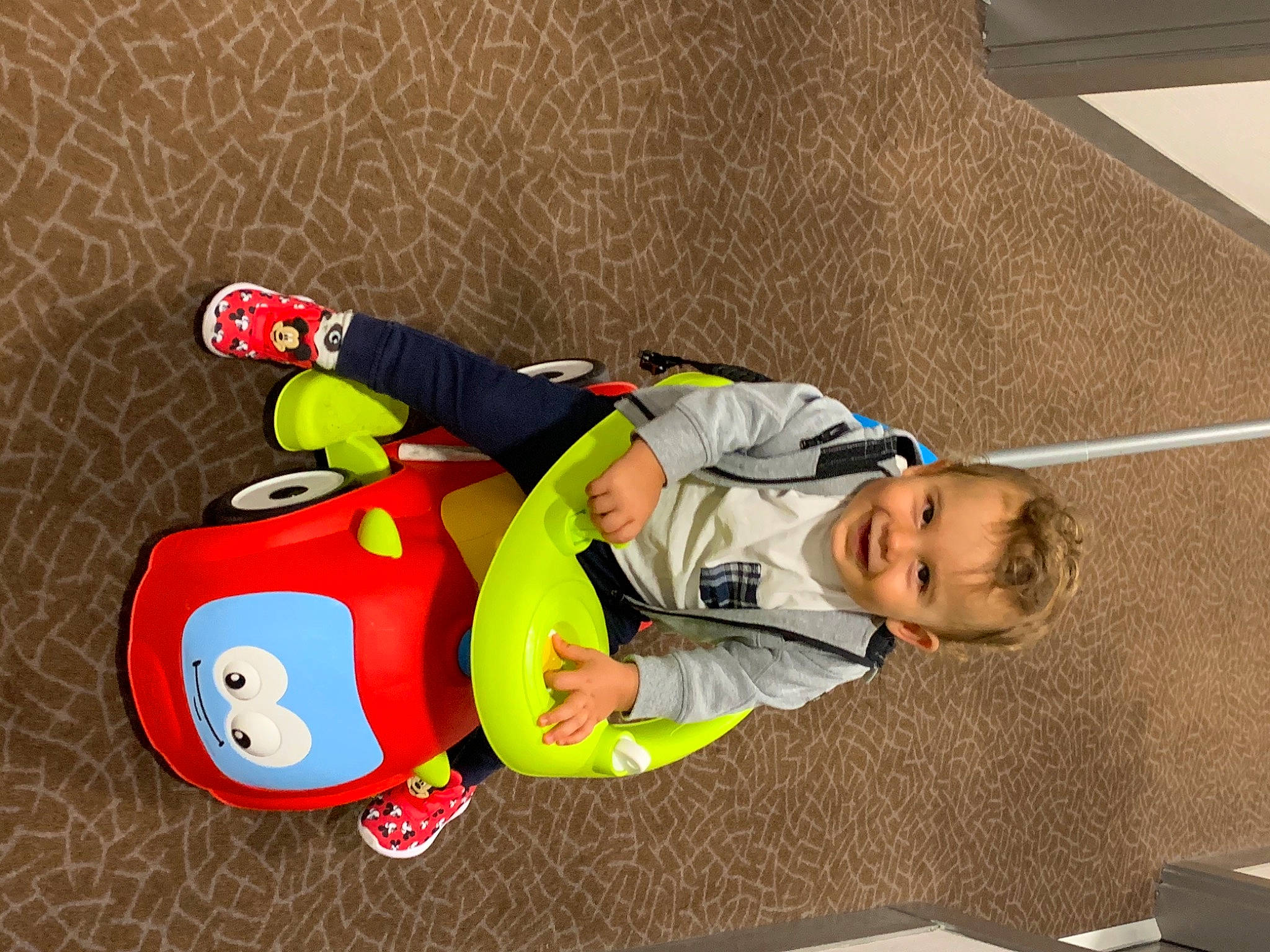 Léandro participe au concours pour gagner de l'argent avec cette photo : baby, baby_products, baby_toddler_clothing, baby_toys, carmine, child, comfort, fictional_character, flooring, fun, joy, leisure, person, personal_protective_equipment, play, recreation, sitting, superhero, toddler