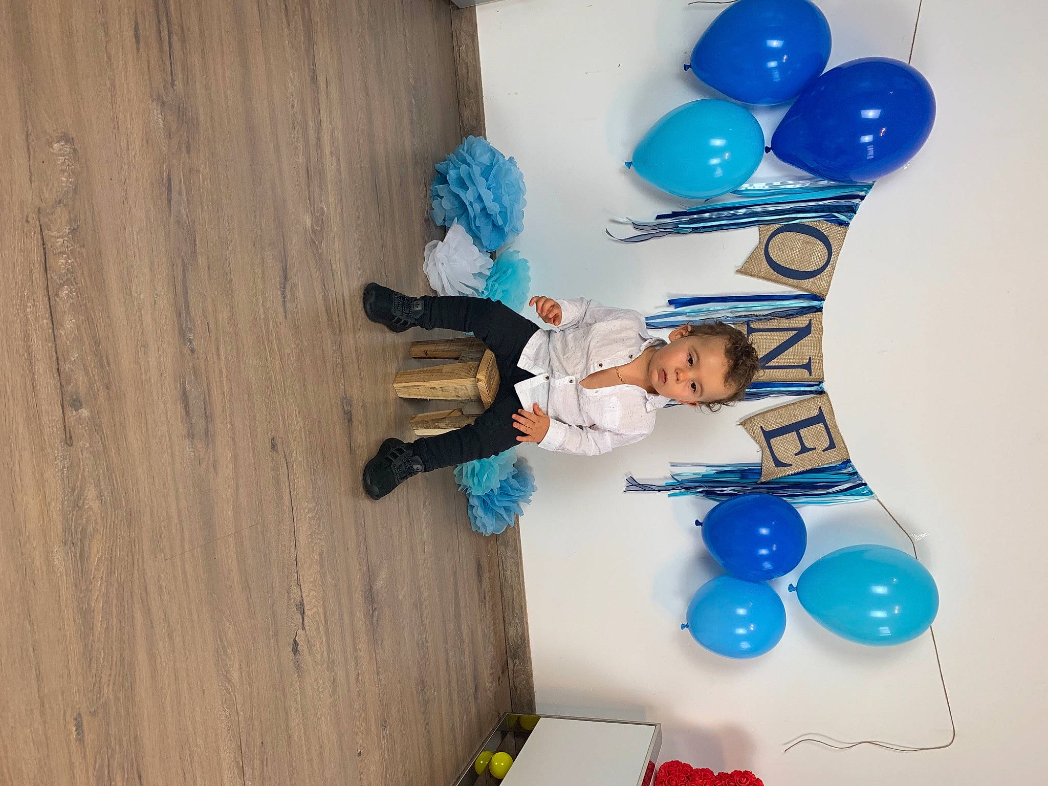 Léandro participe au concours pour gagner de l'argent avec cette photo : aqua, arch, azure, balloon, blue, child, electric_blue, flooring, fun, happy, hardwood, leisure, party_supply, person, room, toddler, wood, wood_flooring