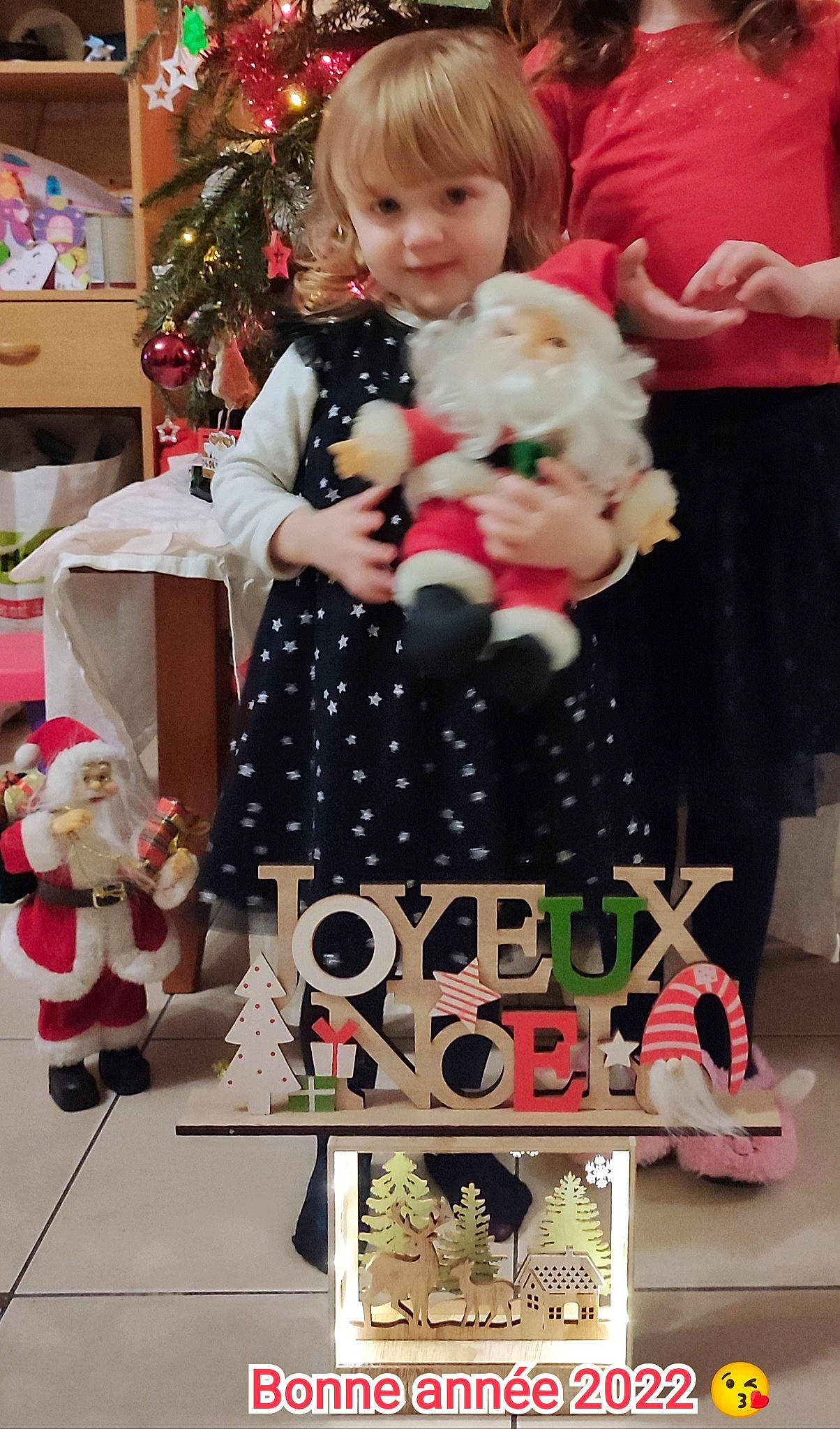 Maëline participe au concours pour gagner de l'argent avec cette photo : child, christmas, christmas_decoration, christmas_eve, christmas_ornament, christmas_tree, event, fun, happy, holiday, person, photograph, pink, red, smile, snapshot, standing, toddler, toy, tree