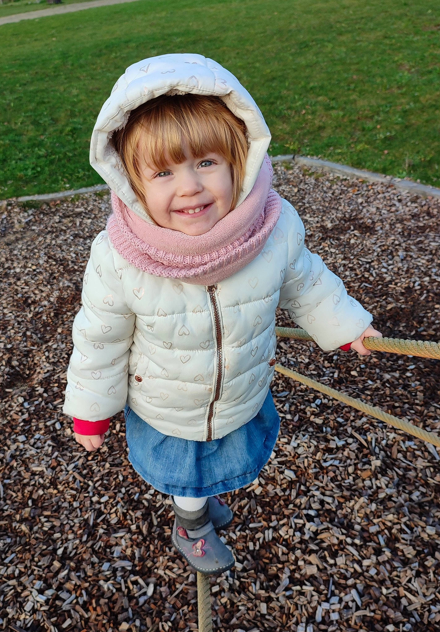 Maëline a rejoint le concours — aidez-le/la à gagner de superbes lots ! baby_toddler_clothing, cap, child, electric_blue, fashion_accessory, fun, grass, green, happy, human_body, jacket, joy, pattern, people_in_nature, person, photograph, road_surface, sleeve, smile, soil