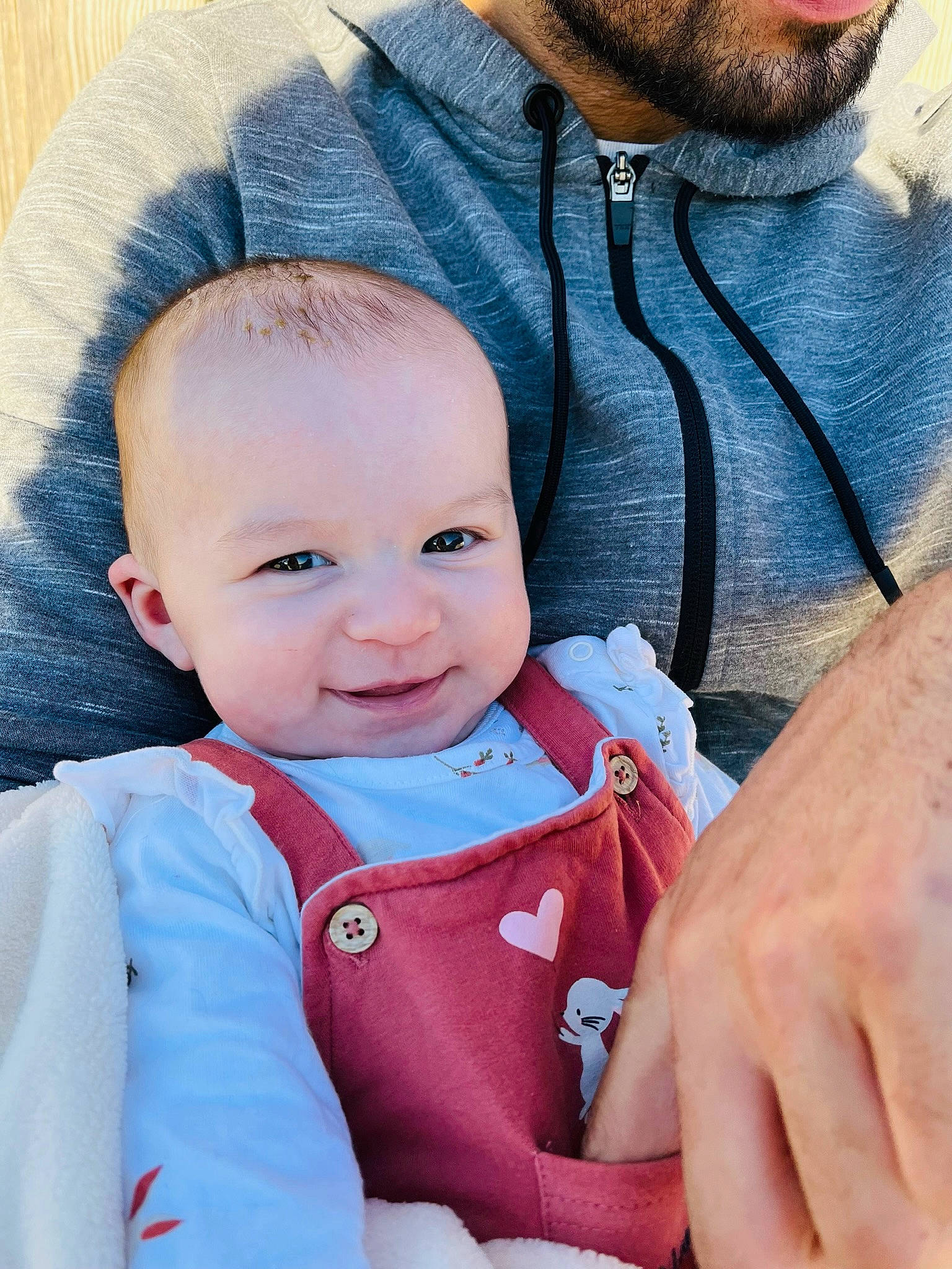 Leonie participe au concours pour gagner de l'argent avec cette photo : azure, baby, baby_toddler_clothing, beard, blue, cheek, face, facial_expression, finger, gesture, happy, head, human, iris, organ, people, person, skin, sleeve, toddler