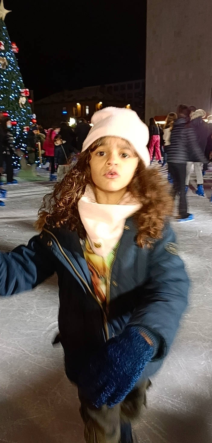 Leymiah participe au concours pour gagner de l'argent avec cette photo : cap, clothing, crowd, event, eyewear, fashion_accessory, freezing, fun, fur, headgear, headwear, human, jacket, midnight, outerwear, person, recreation, standing, street, street_fashion