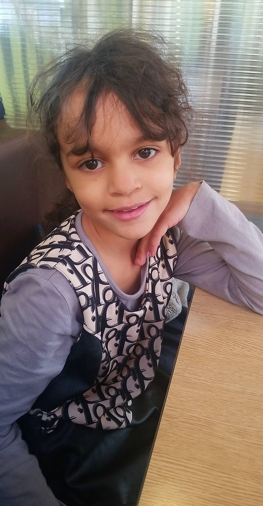 Leymiah a rejoint le concours — aidez-le/la à gagner de superbes lots ! arm, black_hair, brown_hair, cheek, collar, eyebrow, eyelash, flash_photography, gesture, hair, happy, iris, joy, lip, long_hair, neck, nose, person, sleeve, smile