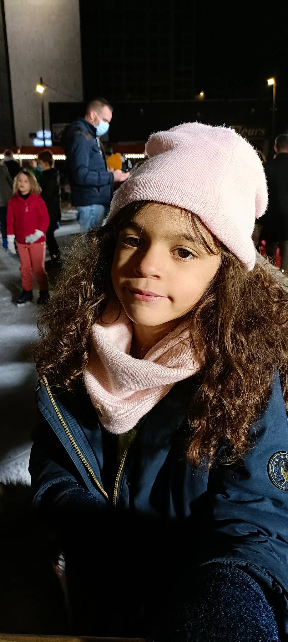 Leymiah participe au concours pour gagner de l'argent avec cette photo : beauty, blond, blurred, brown_hair, cap, clothing, cool, electric_blue, eyewear, flash_photography, fun, headgear, headwear, jacket, joy, knit_cap, lip, long_hair, organ, outerwear