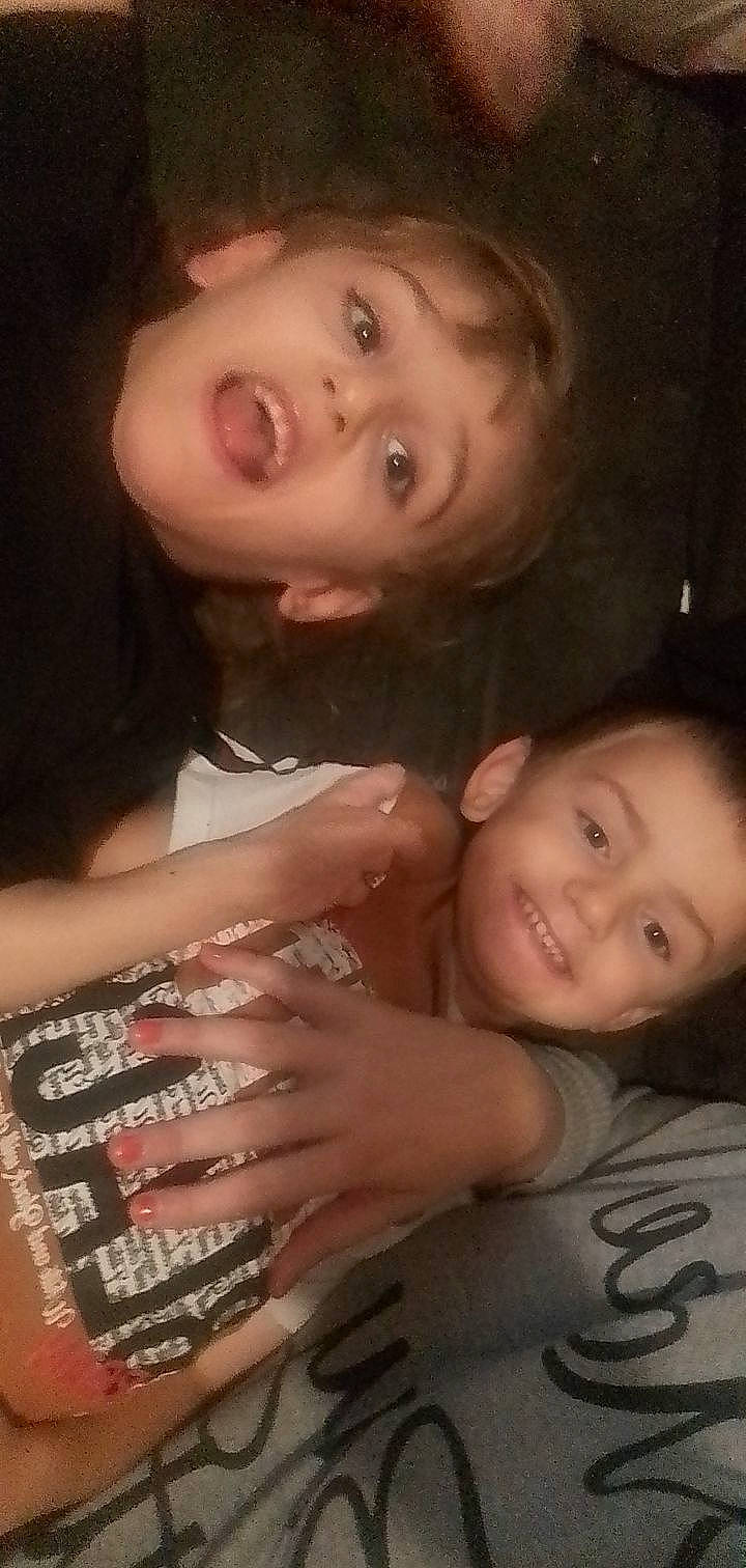 Lyzandro participe au concours pour gagner de l'argent avec cette photo : black, cheek, chin, eye, eyebrow, face, facial_expression, flash_photography, forehead, hair, hairstyle, hand, human, iris, joy, lip, mouth, nose, organ, person