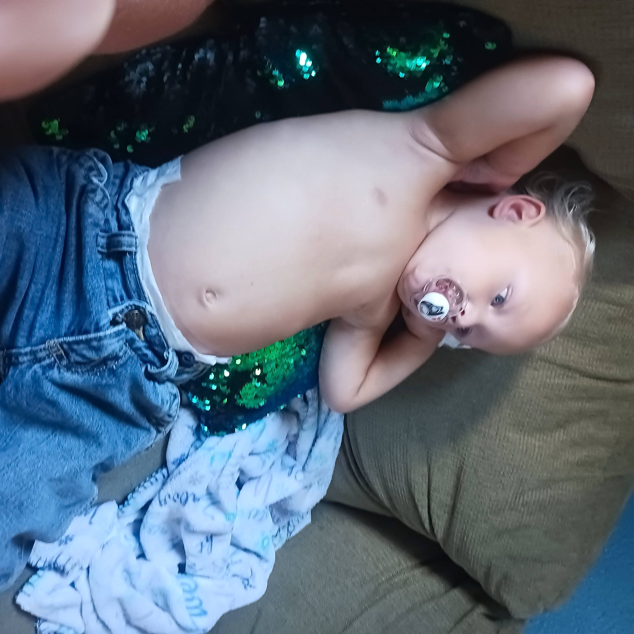 Dylan is registered to the contest to win money with this photo: aqua, arm, black, blue, chest, cool, eyelash, fashion, finger, flash_photography, green, hand, human_body, joint, lip, neck, person, skin, thigh, trunk