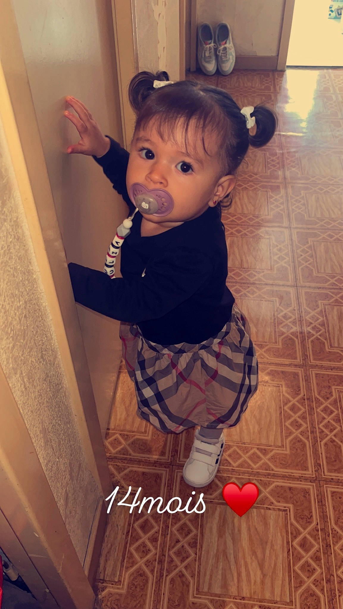 Giulia a rejoint le concours — aidez-le/la à gagner de superbes lots ! baby, baby_toddler_clothing, cheek, child, eye, floor, flooring, fun, happy, hardwood, head, human_leg, magenta, pattern, person, room, sleeve, sock, t_shirt, toddler