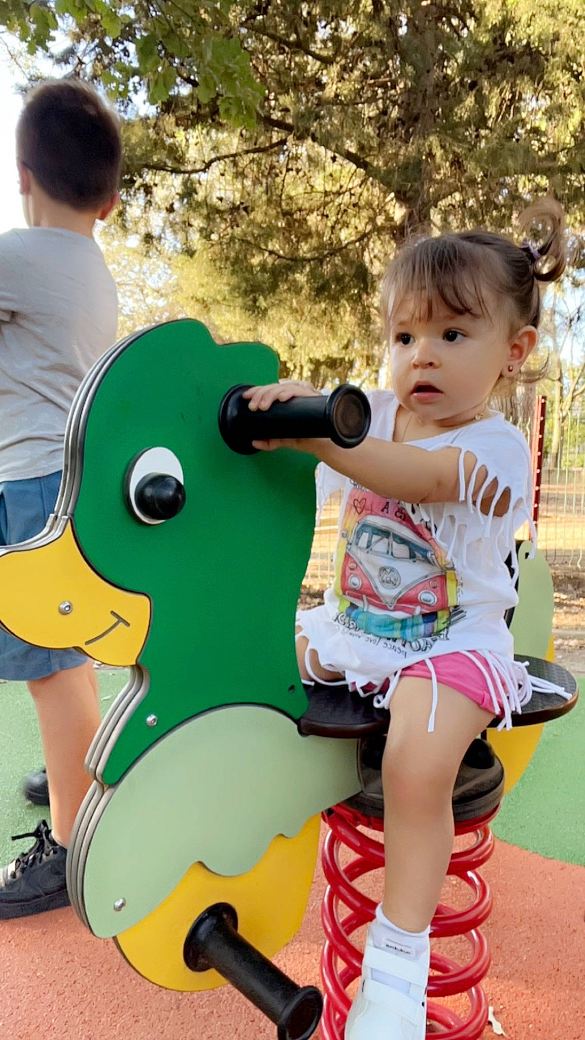 Giulia participe au concours pour gagner de l'argent avec cette photo : baby_toddler_clothing, child, fictional_character, fun, grass, happy, leisure, mascot, person, pink, plant, play, recreation, sandal, shoe, sitting, stuffed_toy, t_shirt, toddler, toy