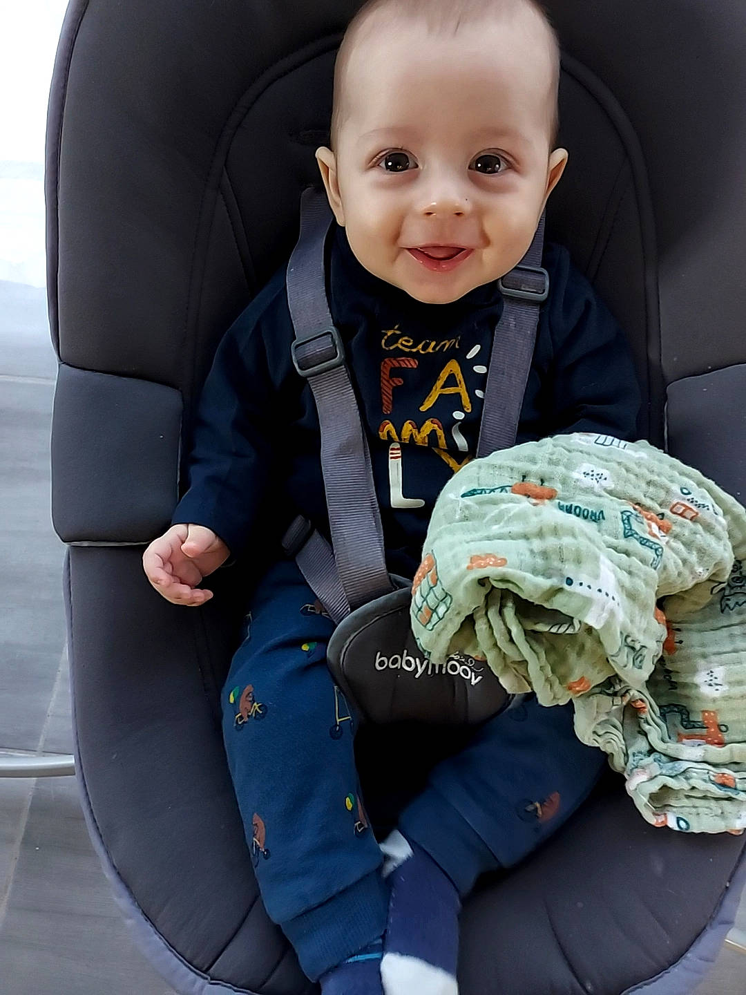 Leandro participe au concours pour gagner de l'argent avec cette photo : auto_part, baby, baby_carriage, baby_in_car_seat, baby_products, baby_toddler_clothing, car_seat, car_seat_cover, child, clothing, comfort, electric_blue, face, happy, joy, lap, outerwear, person, sitting, sleeve