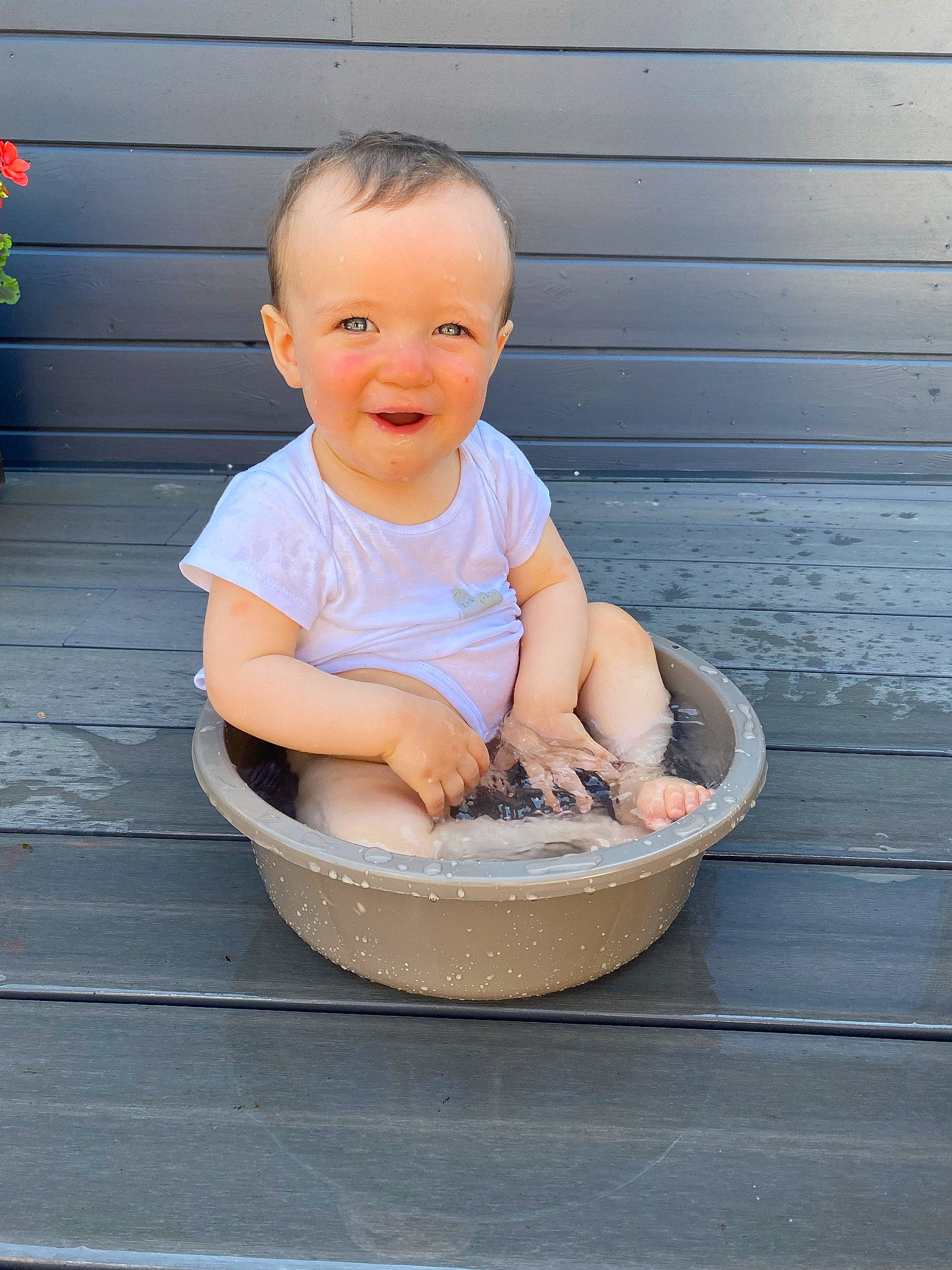 Leny participe au concours pour gagner de l'argent avec cette photo : baby, baby_toddler_clothing, cheek, child, chin, eye, foot, fun, happy, head, joy, leisure, person, play, sitting, skin, smile, t_shirt, toddler, water