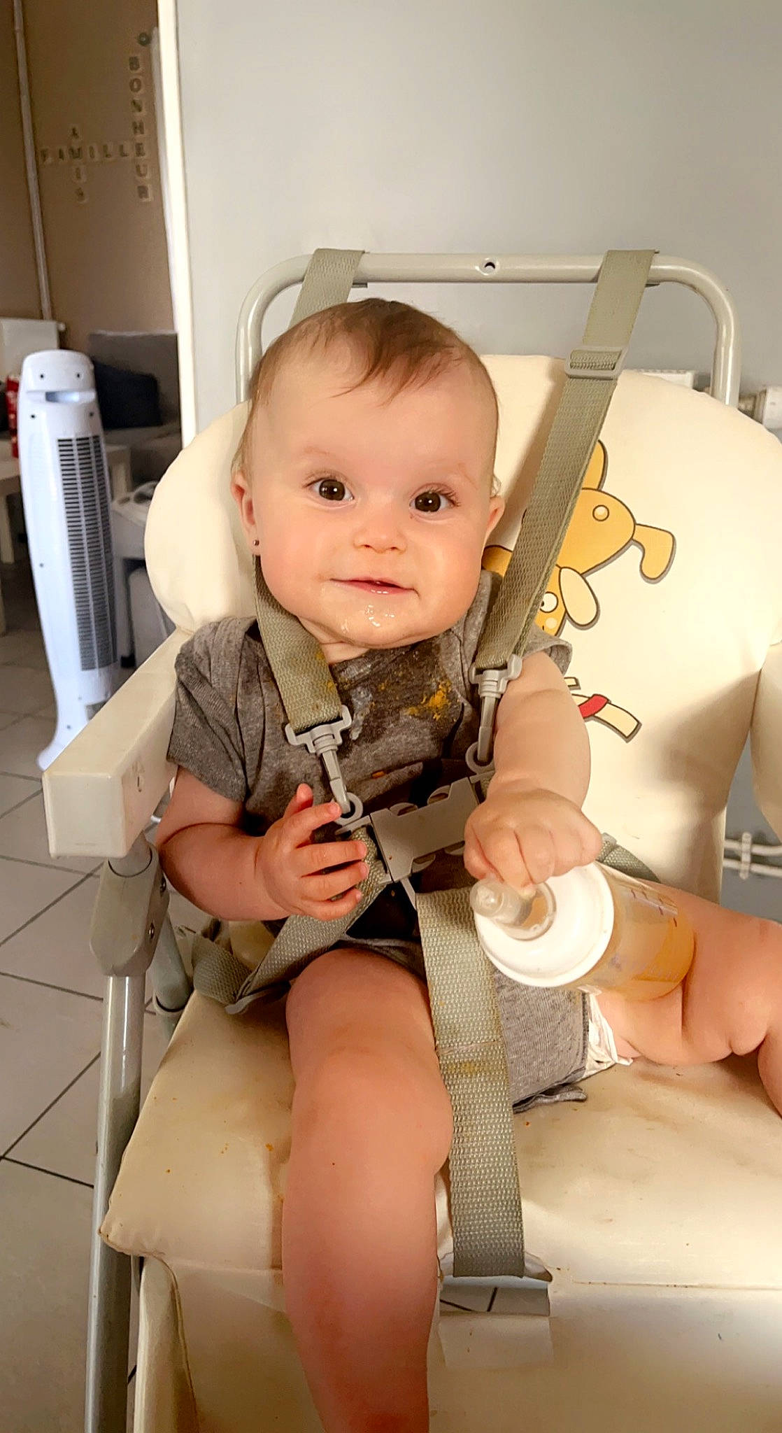 élya participe au concours pour gagner de l'argent avec cette photo : abdomen, baby, baby_products, baby_toddler_clothing, cheek, chest, child, comfort, eyelash, finger, joint, knee, mouth, person, shoulder, skin, smile, thigh, thumb, toddler