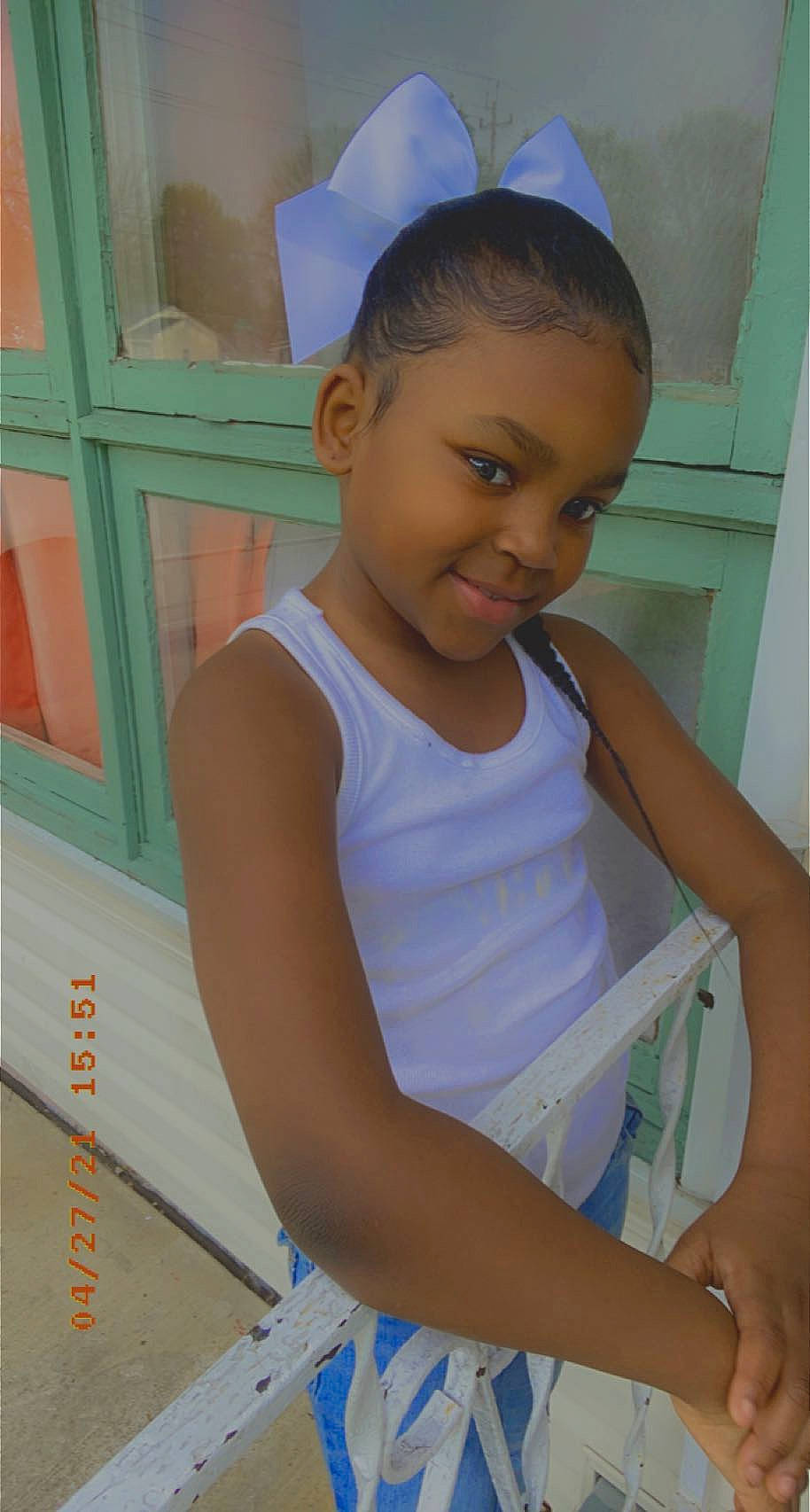 Kamorra is registered to the contest to win money with this photo: chest, door, elbow, eye, hair, happy, head, human_body, joint, joy, knee, long_hair, neck, person, shoulder, skin, sleeveless_shirt, smile, t_shirt, thigh