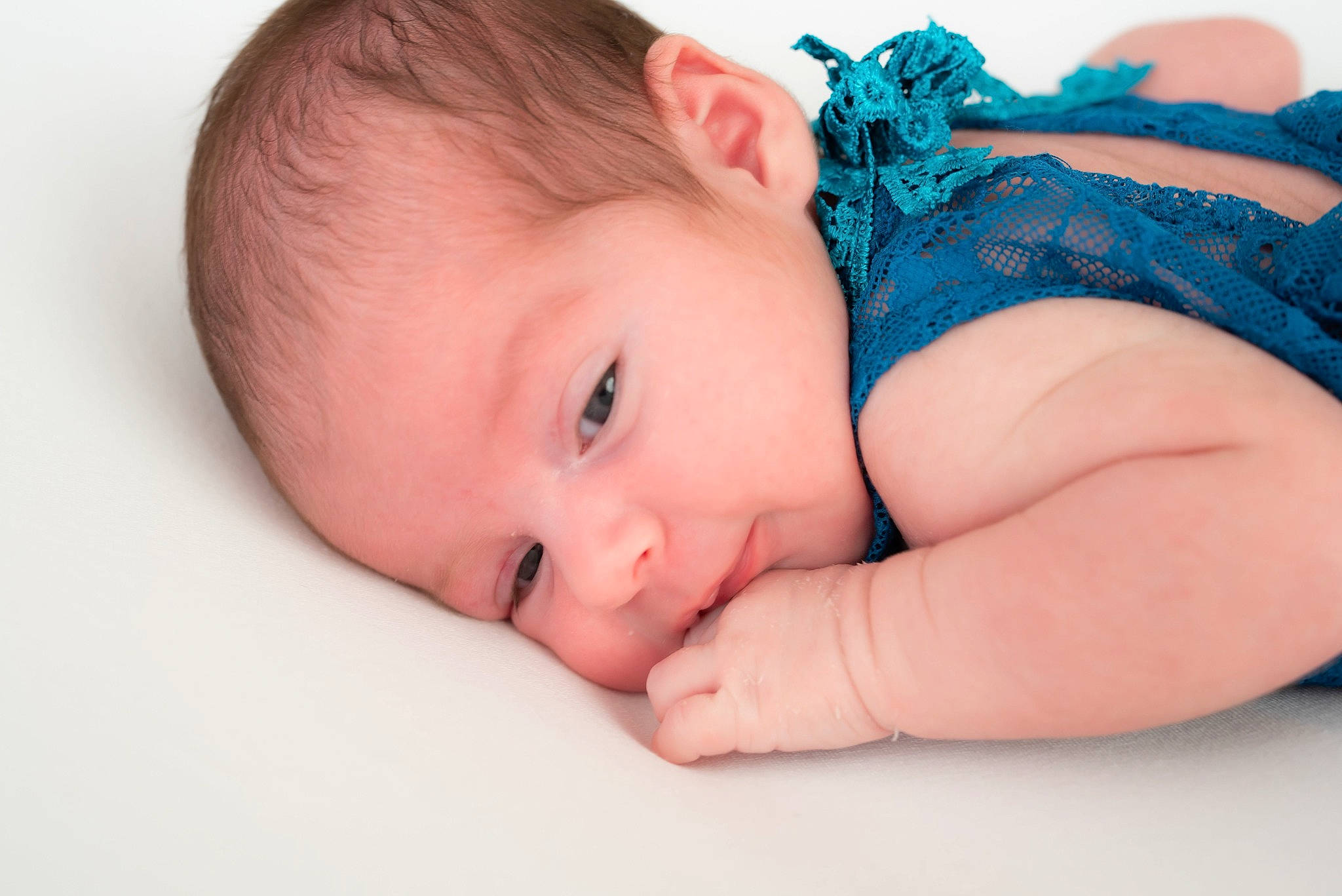 Emmy participe au concours pour gagner de l'argent avec cette photo : baby, baby_toddler_clothing, cheek, child, comfort, eye, eyebrow, eyelash, face, finger, flash_photography, hand, happy, iris, lip, neck, nose, pattern, person, skin