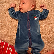 Arès a rejoint le concours — aidez-le/la à gagner de superbes lots ! baby, infant, blue_onesie, carpet, fluffy, red_pants, mickey_mouse_pattern, striped_pants, person, legs, lying_down, curious, soft_texture, indoor, child, cute, cozy, casual_clothing, young_child, portrait