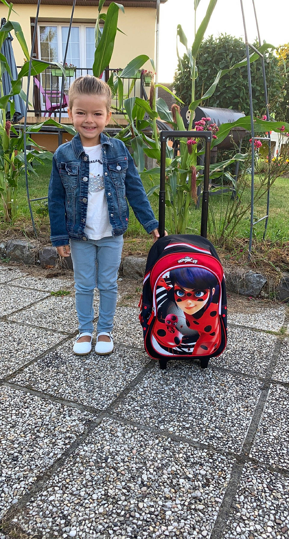 Maelyne participe au concours pour gagner de l'argent avec cette photo : asphalt, baby_carriage, baby_products, bag, carmine, child, city, electric_blue, fun, grass, joy, leisure, luggage_and_bags, motor_vehicle, person, plant, recreation, rolling, sidewalk, smile