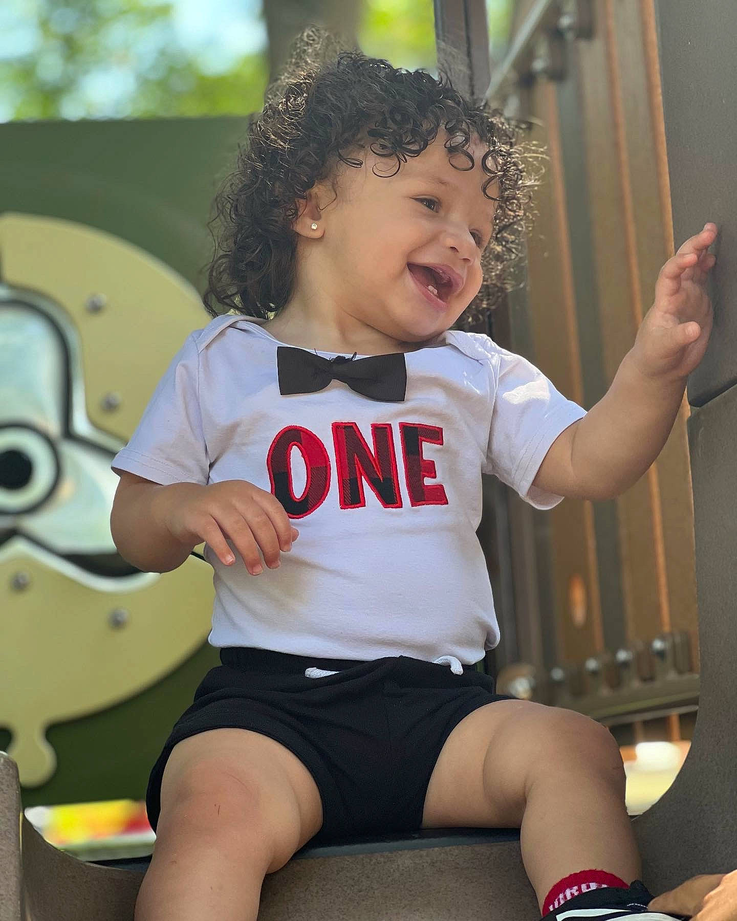 Isaias is registered to the contest to win money with this photo: arm, chair, chin, facial_expression, finger, gesture, hairstyle, happy, head, human_body, knee, leg, leisure, muscle, person, shorts, shoulder, smile, t_shirt, thigh