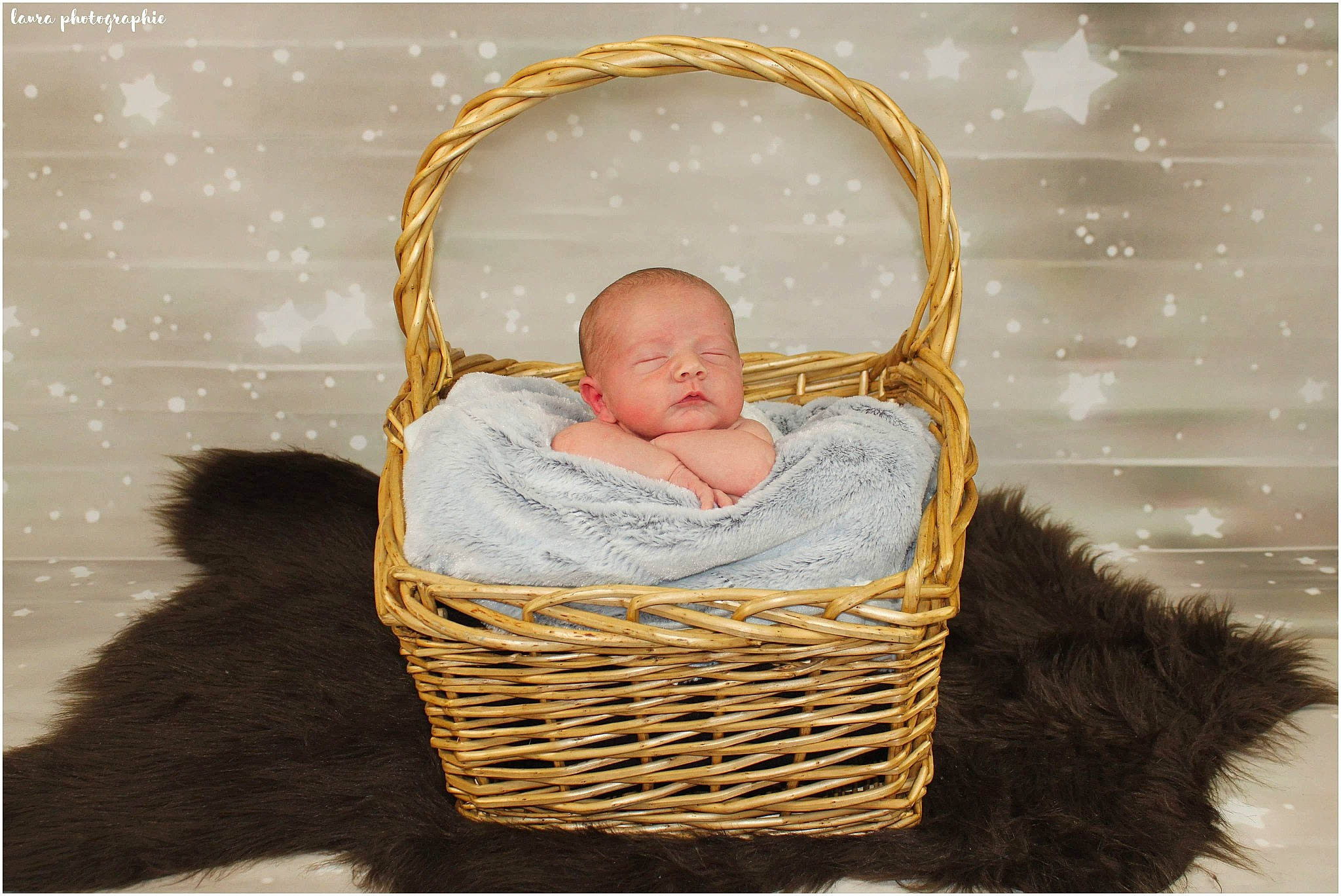 Thiago participe au concours pour gagner de l'argent avec cette photo : baby, baby_products, basket, child, flower_girl_basket, home_accessories, person, product, storage_basket, wicker