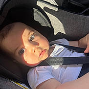 Naïm participe au concours pour gagner de l'argent avec cette photo : baby, child, car_seat, seatbelt, white_shirt, sunlight, shadow, face, eyes, skin, infant, sitting, safety, straps, car, interior, portrait, cute, young, closeup