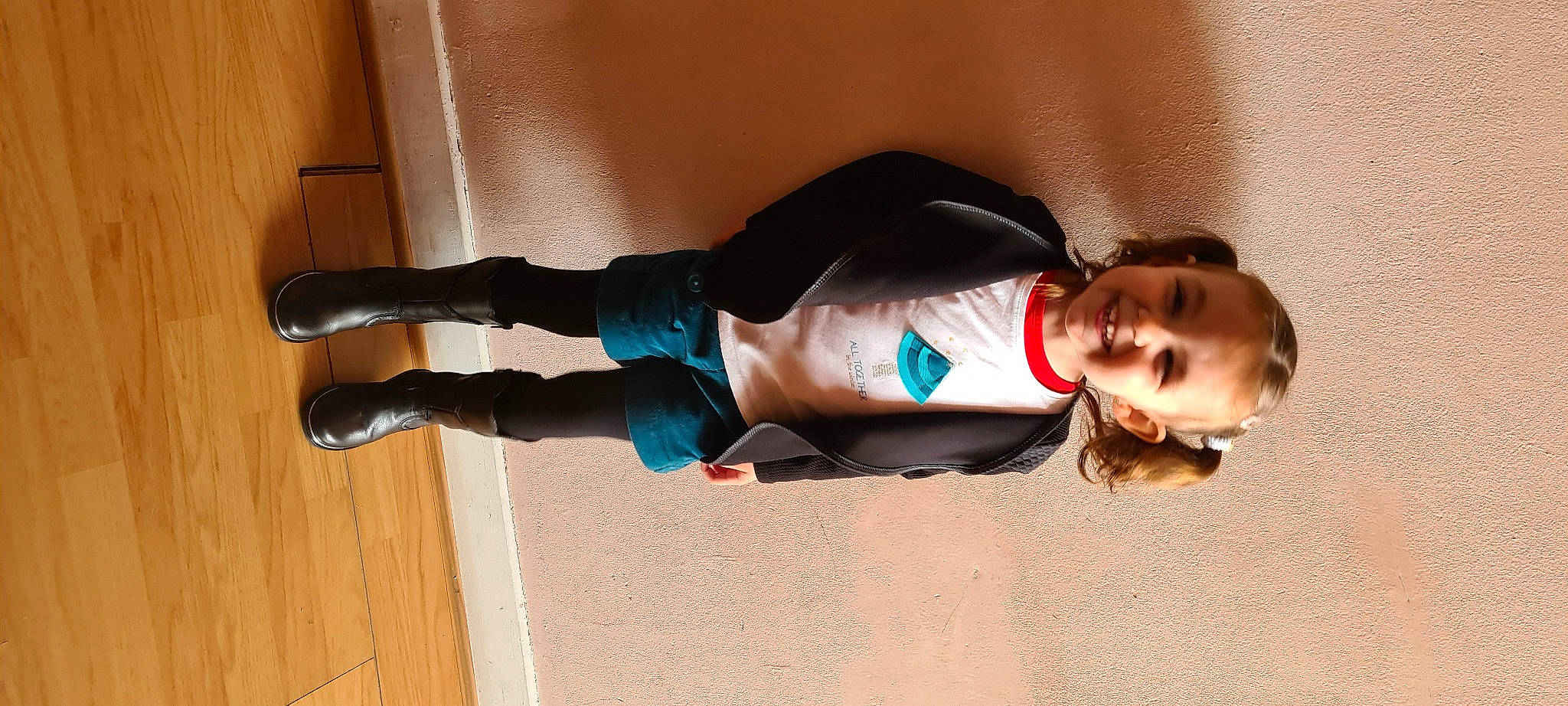 Léonie a rejoint le concours — aidez-le/la à gagner de superbes lots ! boot, elbow, floor, flooring, footwear, fun, hardwood, human_leg, joint, joy, knee, leg, person, shoe, sneakers, sock, sportswear, sweatpant, thigh, waist