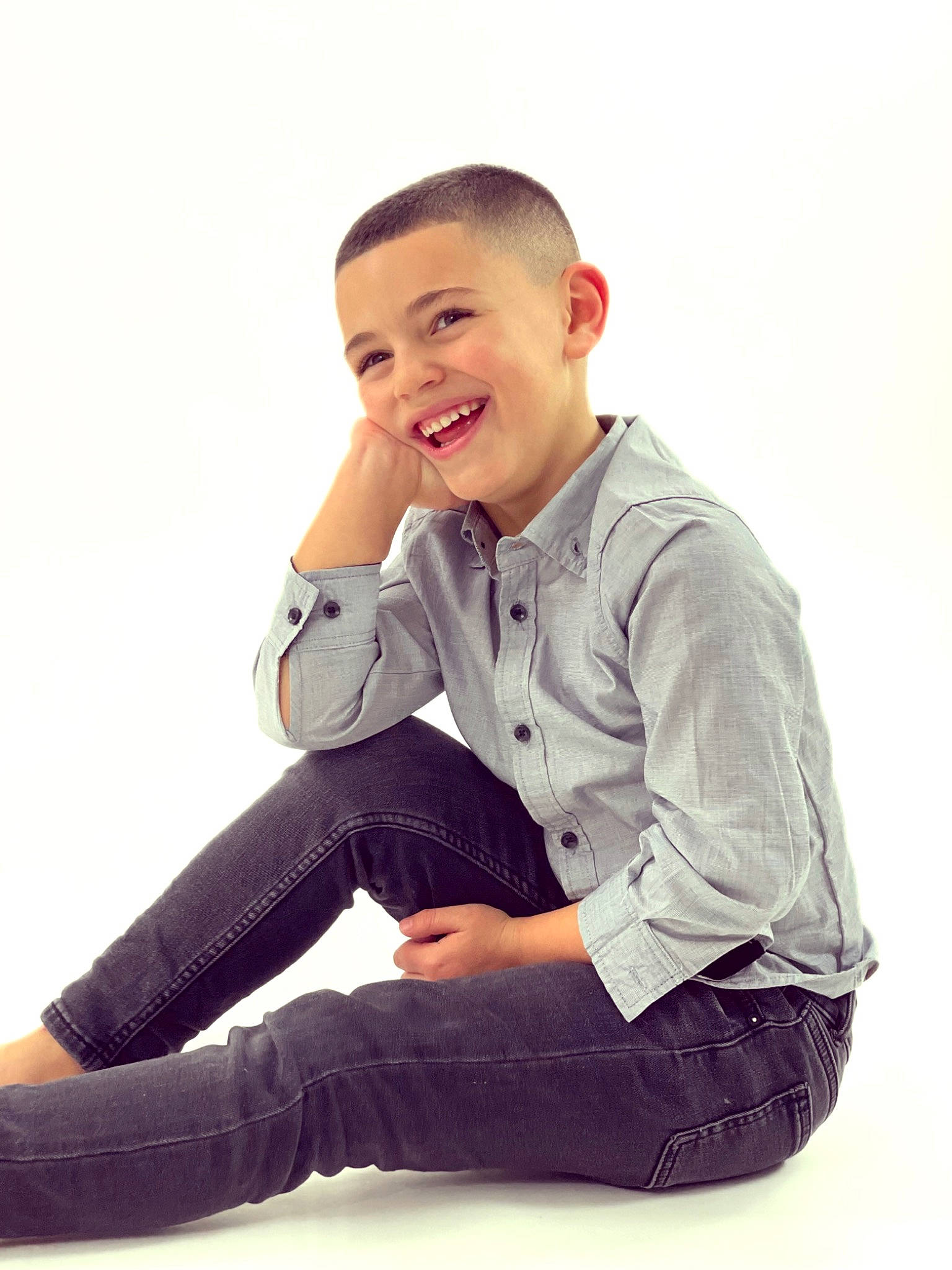 Adam a rejoint le concours — aidez-le/la à gagner de superbes lots ! arm, blond, collar, dress_shirt, elbow, facial_expression, flash_photography, formal_wear, gesture, hairstyle, happy, human_body, joy, knee, leg, neck, outerwear, person, shoulder, sleeve