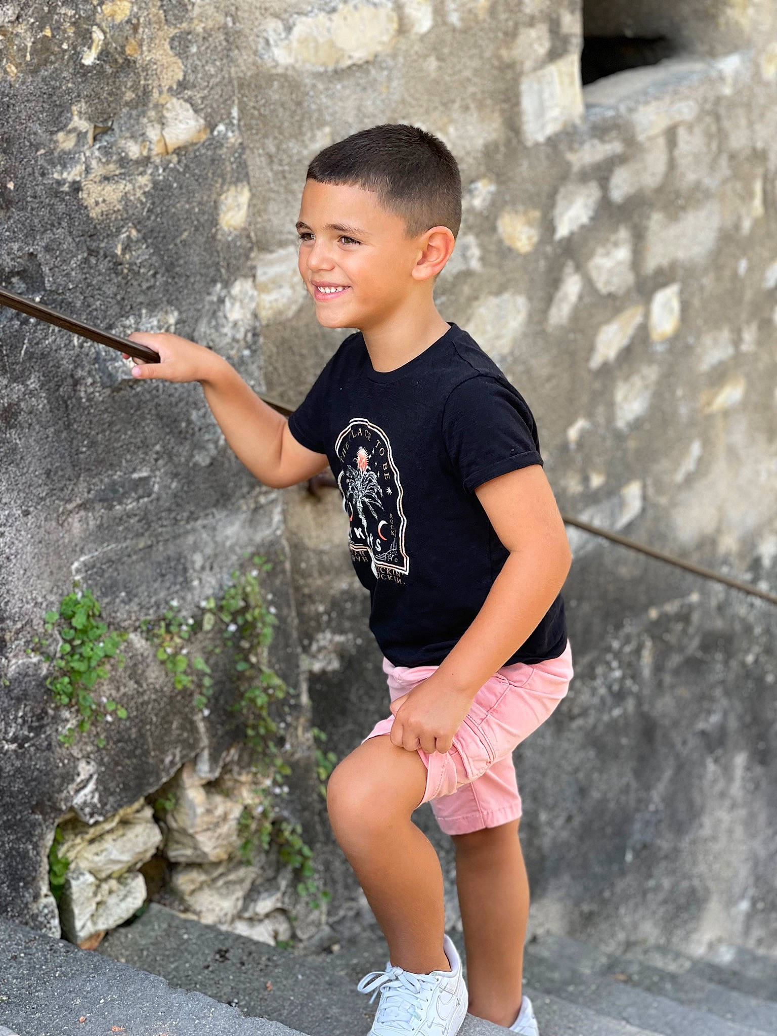 Adam a rejoint le concours — aidez-le/la à gagner de superbes lots ! arm, clothing, face, flash_photography, fun, hair, happy, head, human_body, joint, joy, leisure, person, photograph, sleeve, smile, snapshot, standing, street_fashion, t_shirt