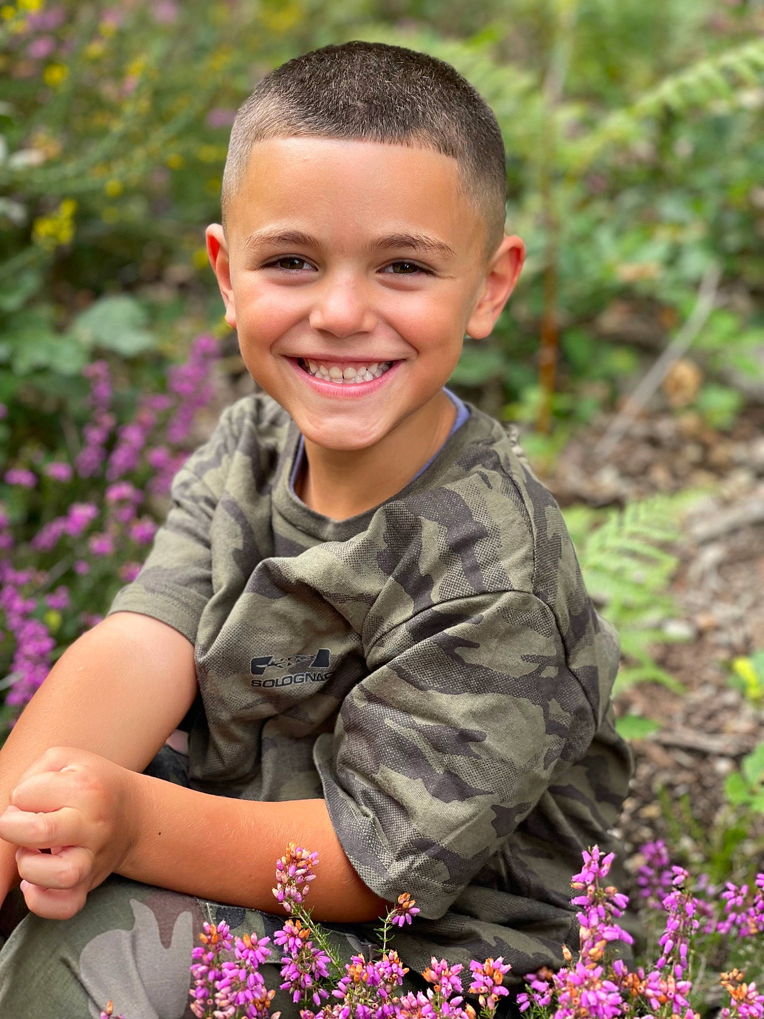 Adam participe au concours pour gagner de l'argent avec cette photo : beauty, botany, child, eye, face, flower, fun, grass, groundcover, happy, joy, leaf, leisure, nature, organ, people_in_nature, person, petal, plant, smile