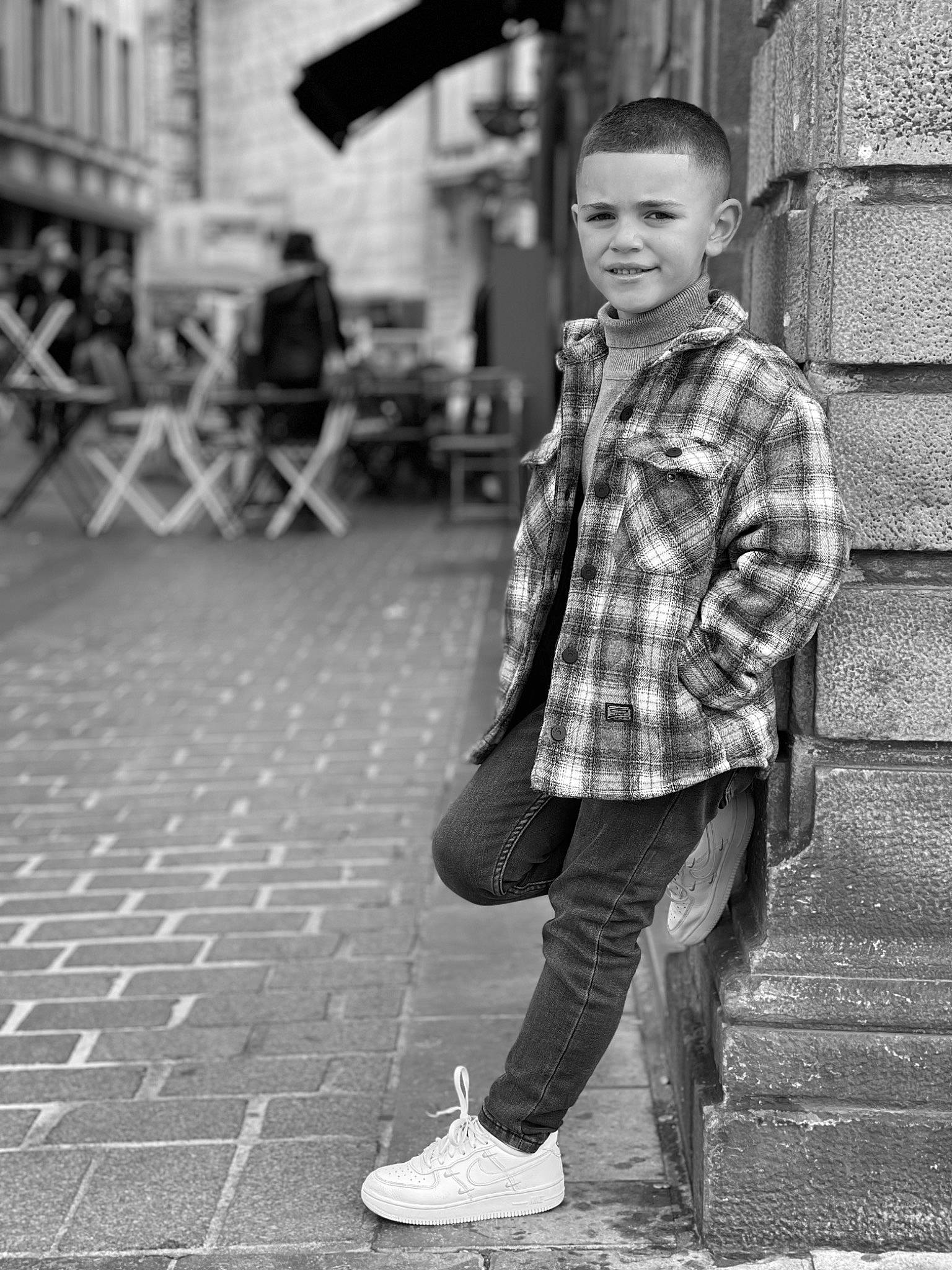 Adam participe au concours pour gagner de l'argent avec cette photo : black, black_and_white, cool, denim, flash_photography, footwear, grey, infrastructure, joy, monochrome, monochrome_photography, person, plaid, public_space, road, road_surface, shoe, standing, street_fashion, style
