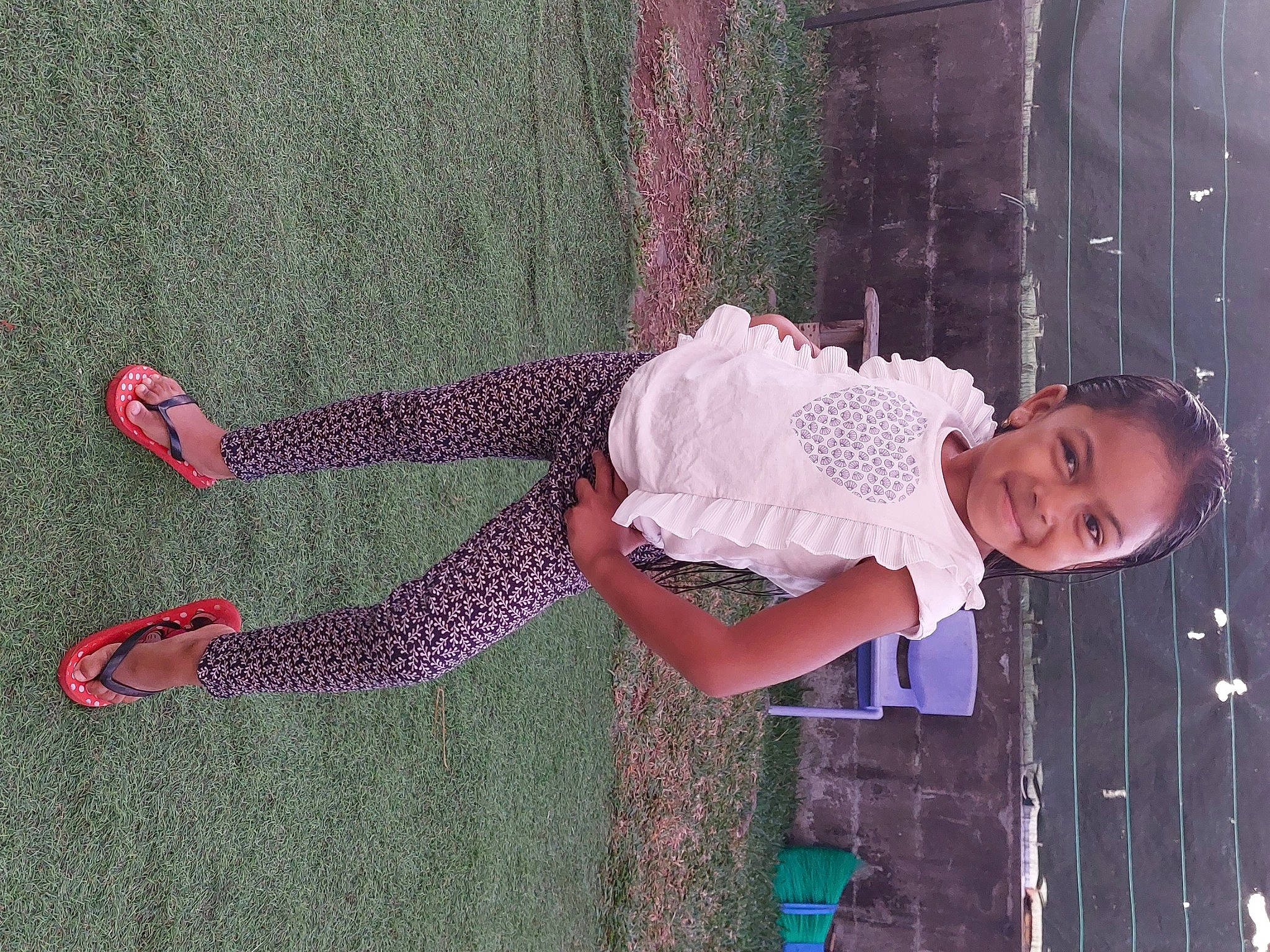 Indrya a rejoint le concours — aidez-le/la à gagner de superbes lots ! baby, baby_toddler_clothing, child, fun, grass, happy, human_leg, joy, magenta, pattern, person, pink, plant, play, smile, tints_and_shades, toddler