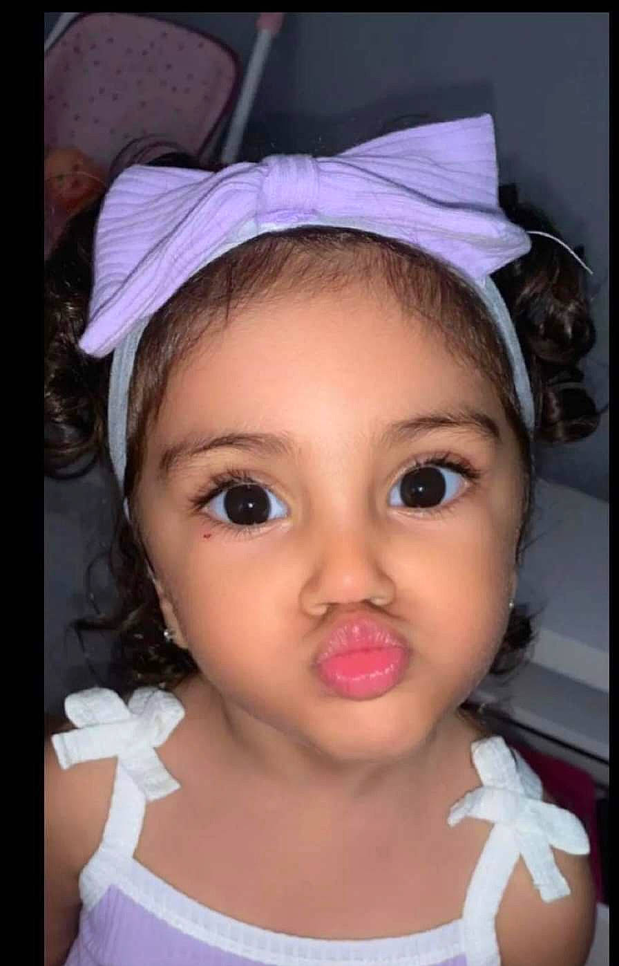 Celine participe au concours pour gagner de l'argent avec cette photo : beauty, bridal_accessory, cap, cheek, eyebrow, eyelash, face, flash_photography, forehead, happy, headgear, headpiece, iris, lip, magenta, neck, person, pink, skin, toddler