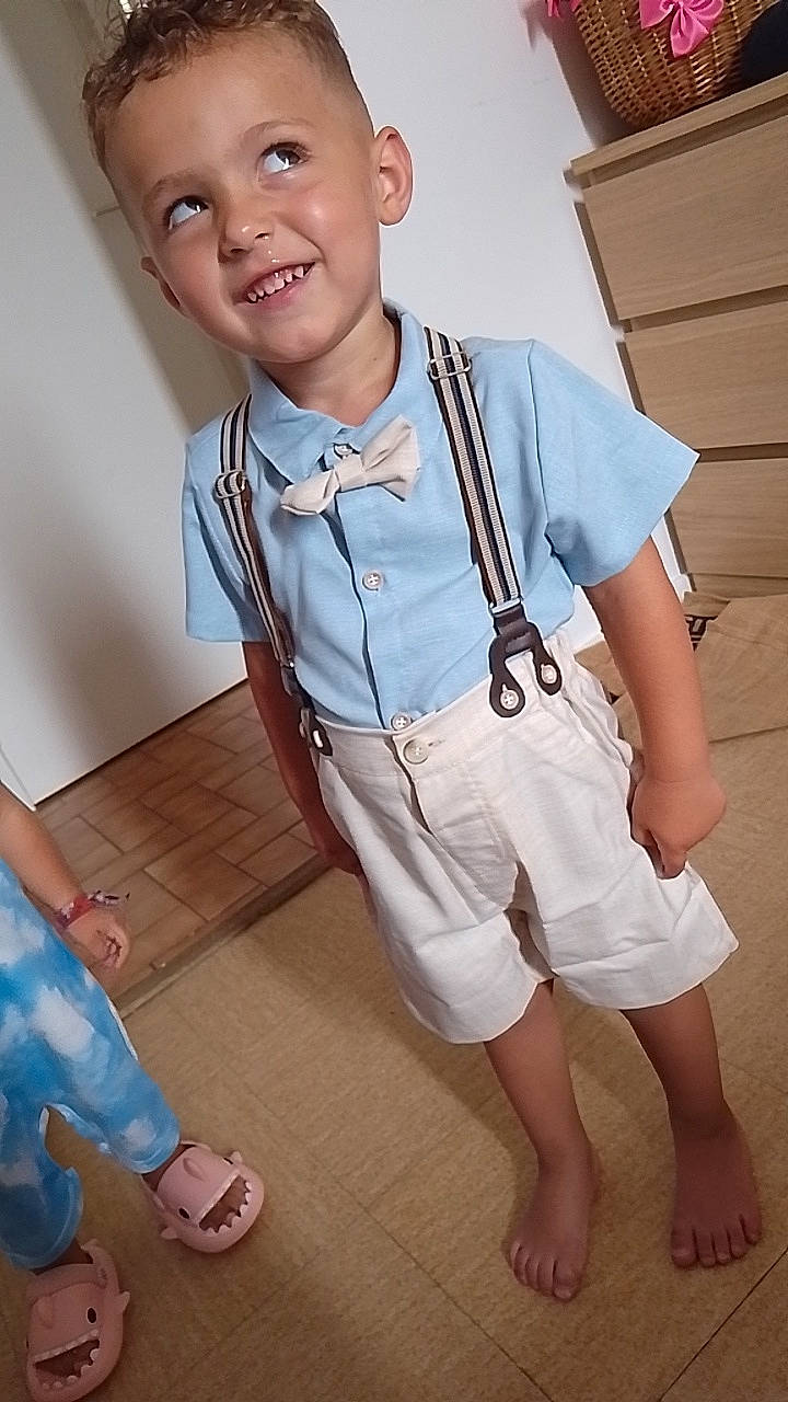 Maylon a rejoint le concours — aidez-le/la à gagner de superbes lots ! baby_toddler_clothing, barefoot, blue, chest, child, collar, dress_shirt, face, fashion_design, foot, happy, human_leg, joint, joy, neck, person, skin, sleeve, smile, t_shirt