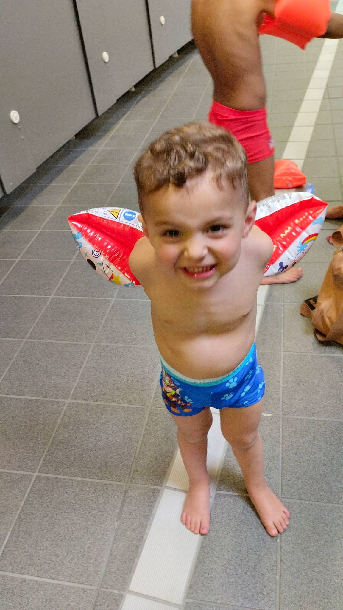 Maylon a rejoint le concours — aidez-le/la à gagner de superbes lots ! barechested, barefoot, chest, child, flooring, foot, fun, happy, human_leg, joint, joy, leisure, muscle, person, recreation, sandal, sitting, smile, swimwear, thigh