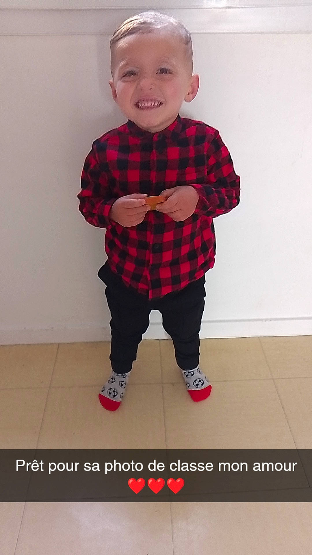 Maylon participe au concours pour gagner de l'argent avec cette photo : baby_toddler_clothing, bow_tie, child, clothing, collar, dress_shirt, happy, human_body, joy, pattern, person, plaid, shirt, shoe, sleeve, smile, sock, standing, t_shirt, tartan