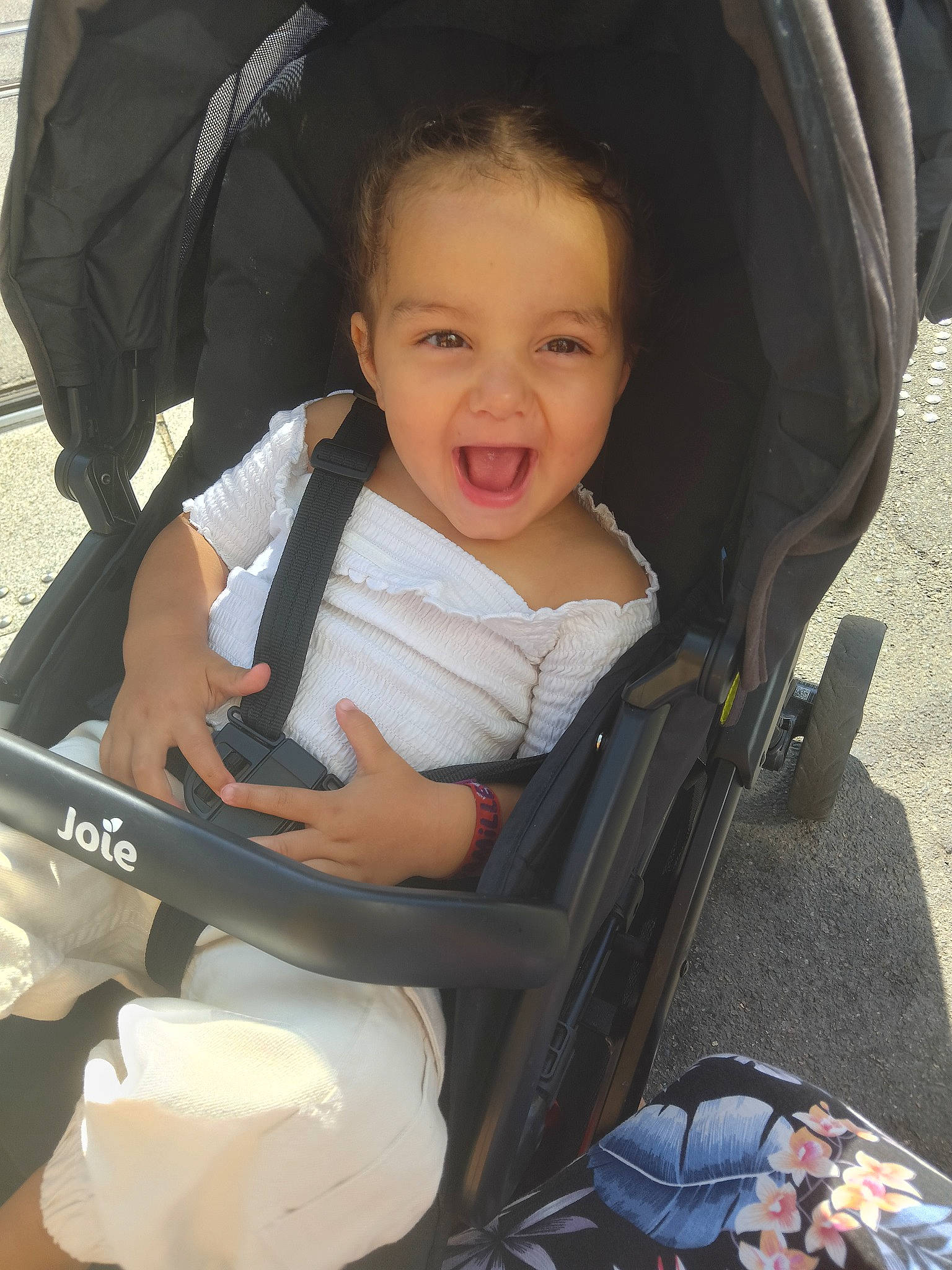 Lyana a rejoint le concours — aidez-le/la à gagner de superbes lots ! auto_part, baby, baby_carriage, baby_products, baby_toddler_clothing, beauty, car_seat, chair, cheek, child, comfort, eye, head, lap, people, person, product, sitting, smile, snapshot