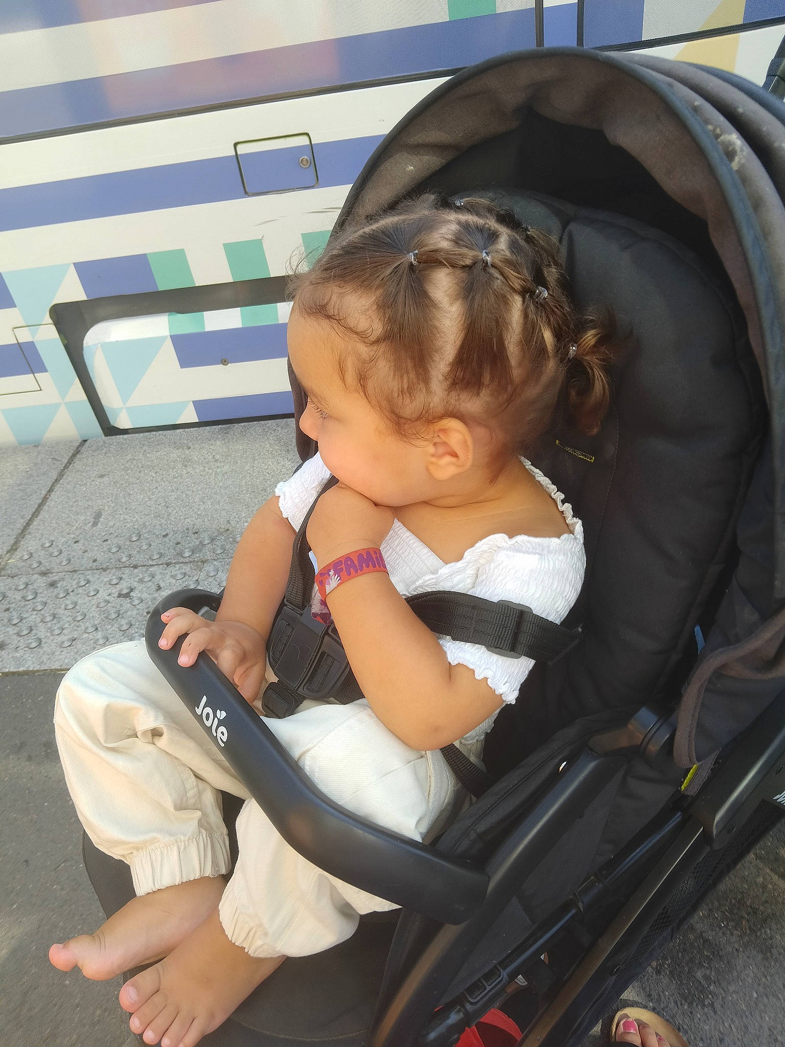 Lyana participe au concours pour gagner de l'argent avec cette photo : arm, auto_part, automotive_design, baby, baby_carriage, baby_products, baby_toddler_clothing, car_seat, chair, child, comfort, fun, hairstyle, human_leg, knee, lap, person, sitting, thigh, toddler