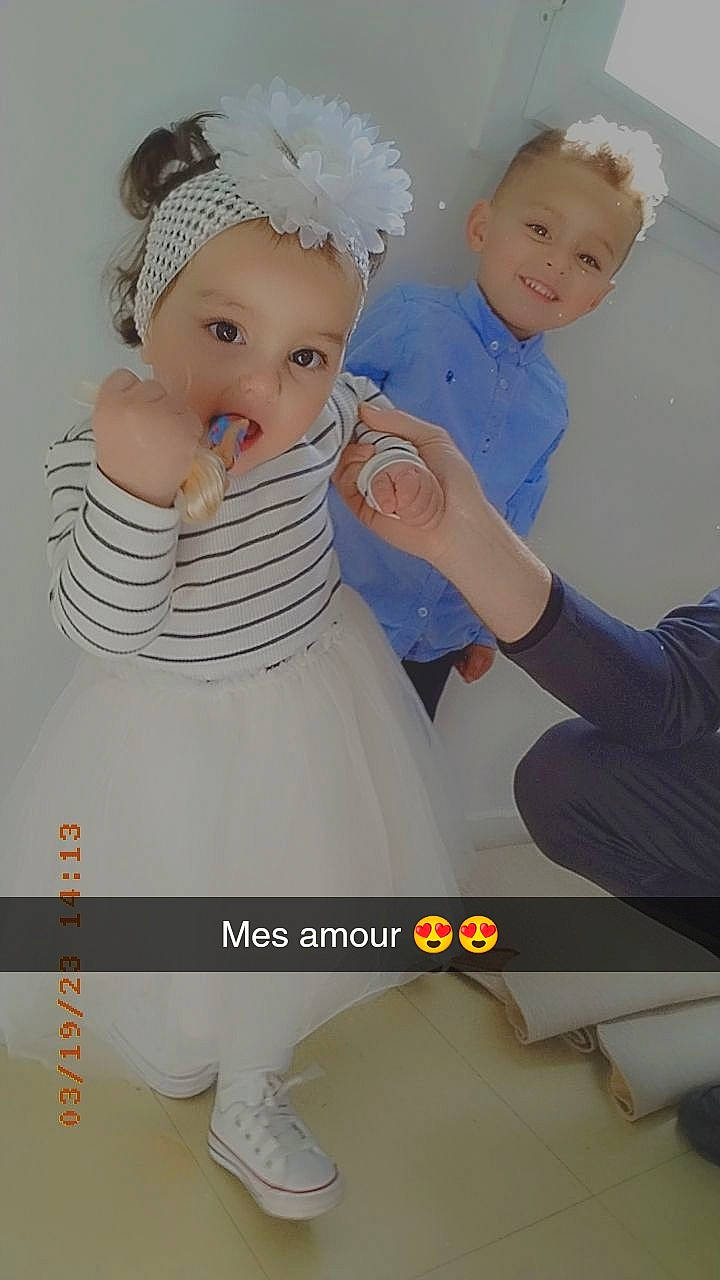 Lyana a rejoint le concours — aidez-le/la à gagner de superbes lots ! baby, baby_products, baby_toddler_clothing, child, eye, eyelash, finger, gesture, happy, hat, head, headband, headgear, headpiece, jewellery, joy, person, photo_caption, sleeve, textile