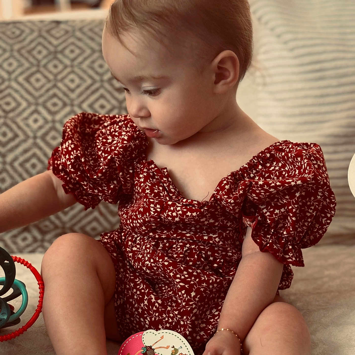 Ambre a rejoint le concours — aidez-le/la à gagner de superbes lots ! baby, birthdaycake, bodypart, cake, clothing, couch, cream, cushion, dress, face, finger, furniture, hand, head, homedecor, person, photography, portrait, sitting, sleeve