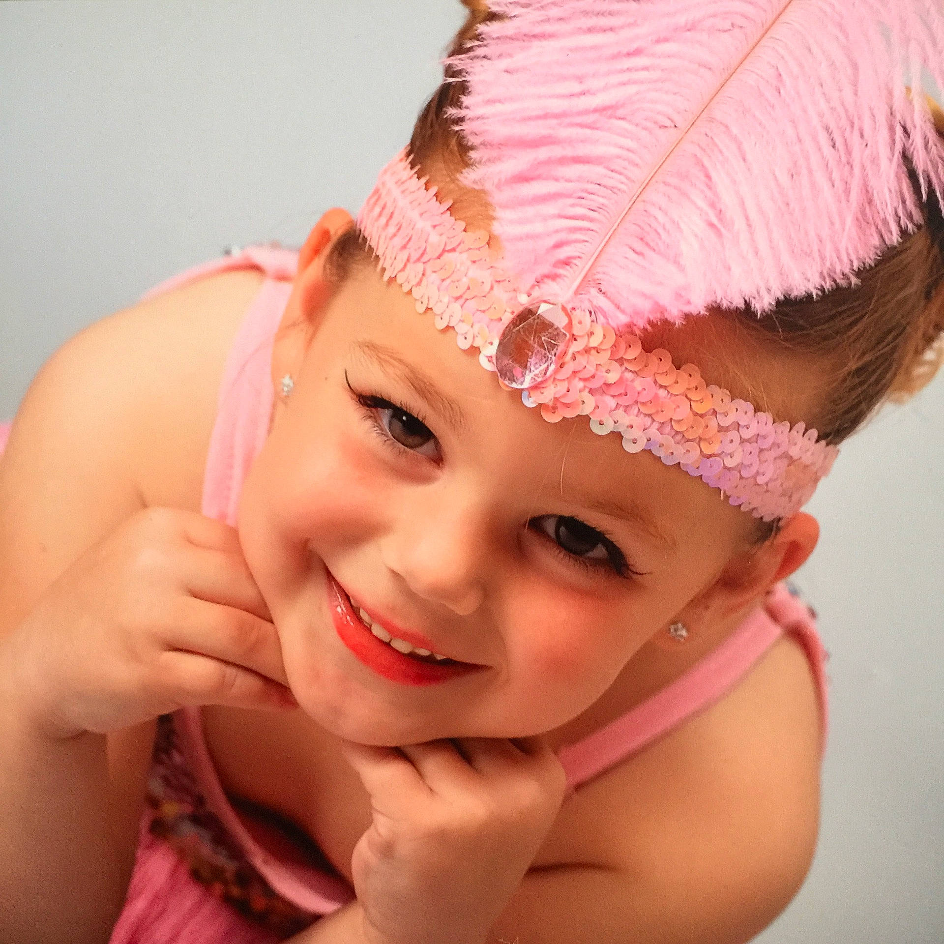 Lou a rejoint le concours — aidez-le/la à gagner de superbes lots ! beauty, brown_hair, cheek, child, child_model, chin, close_up, eyebrow, eyelash, face, finger, forehead, girl, hair_accessory, japanese_idol, joy, lip, mouth, nail, person