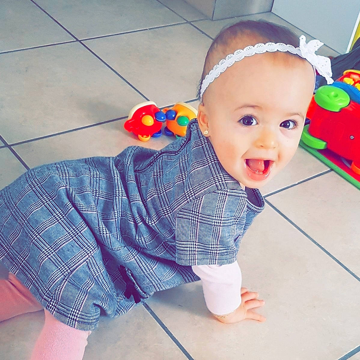 Olivia a rejoint le concours — aidez-le/la à gagner de superbes lots ! baby, baby_toddler_clothing, child, costume, head, headgear, person, play, skin, surprise, toddler