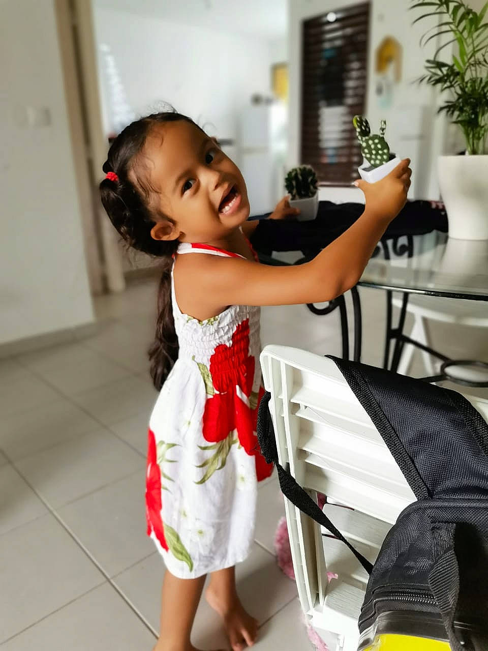 Khyara participe au concours pour gagner de l'argent avec cette photo : baby, baby_toddler_clothing, chair, child, comfort, event, flooring, flowerpot, happy, houseplant, human_leg, leisure, luggage_and_bags, person, plant, shoulder, smile, thigh, toddler, trunk