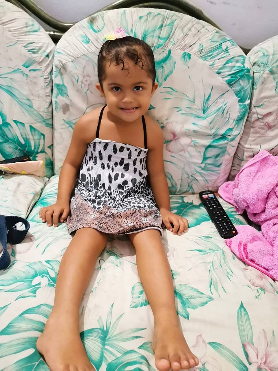 Khyara participe au concours pour gagner de l'argent avec cette photo : aqua, arm, black_hair, comfort, cool, couch, face, fashion, finger, hairstyle, happy, joy, leg, leisure, person, pink, shorts, smile, style, t_shirt