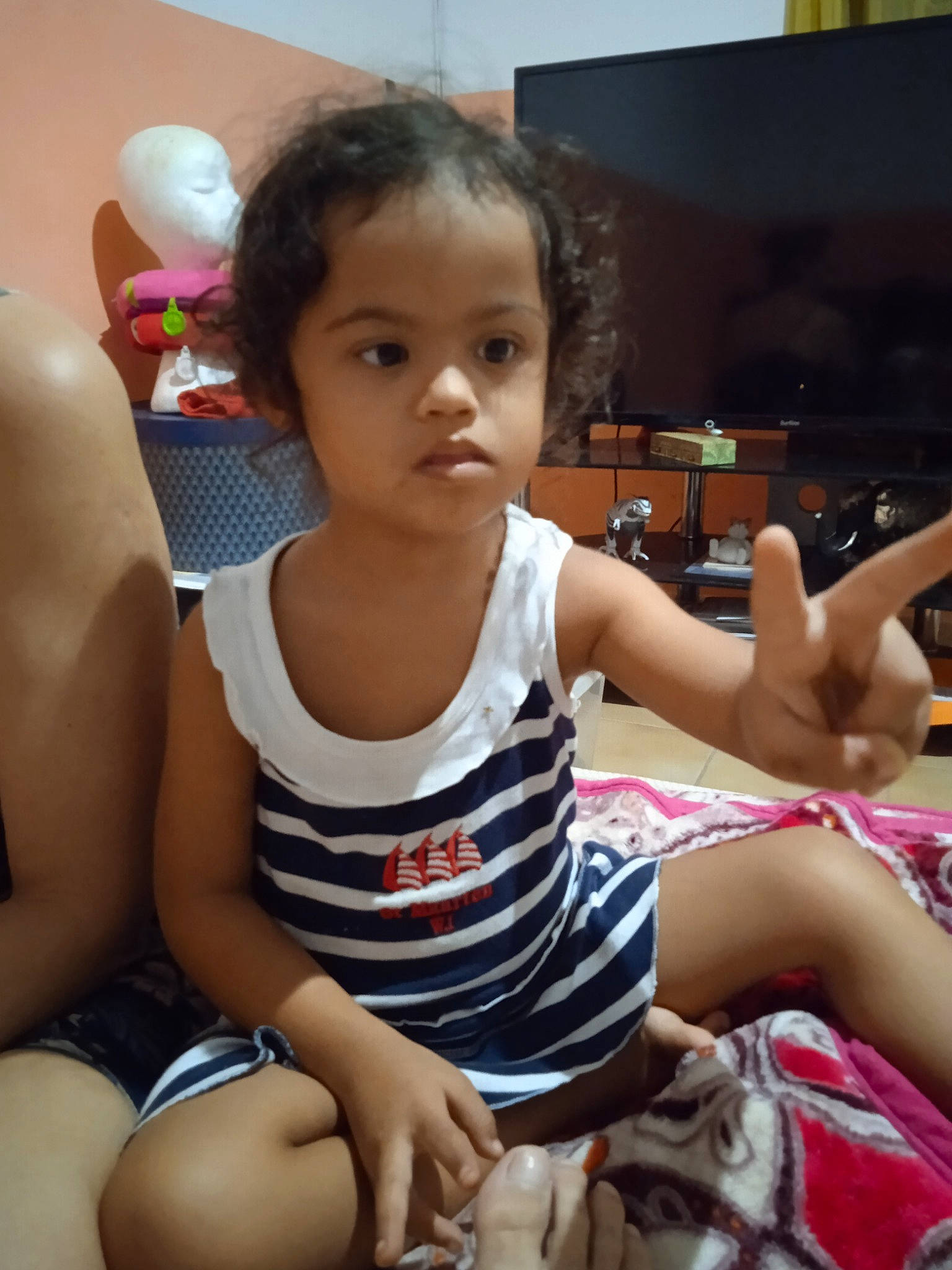 Khyara a rejoint le concours — aidez-le/la à gagner de superbes lots ! baby_toddler_clothing, child, chin, comfort, finger, fun, happy, human_leg, lap, leg, leisure, muscle, neck, people, person, skin, summer, thigh, thumb, toddler