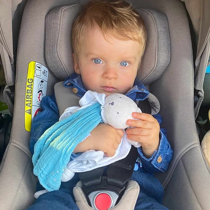 Ethan a rejoint le concours — aidez-le/la à gagner de superbes lots ! baby, blanket, blonde_hair, blue_eyes, car_seat, casual, child, closeup, clothing, cute, indoor, infant, person, plush_toy, portrait, safety, seatbelt, sitting, toddler, young_child