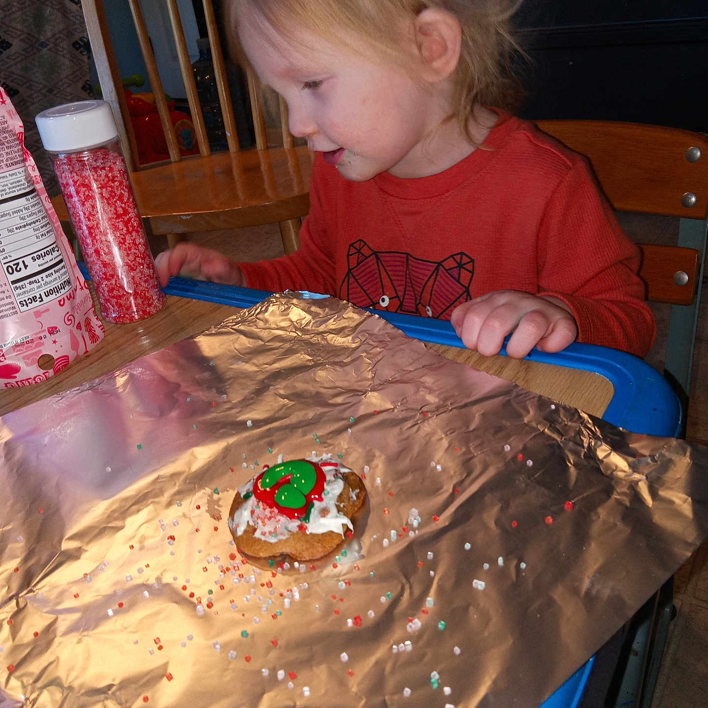 Isabella is registered to the contest to win money with this photo: aluminium, birthdaycake, bodypart, cake, chair, child, cream, dessert, face, female, finger, foil, food, furniture, girl, hand, head, icing, person, sweets