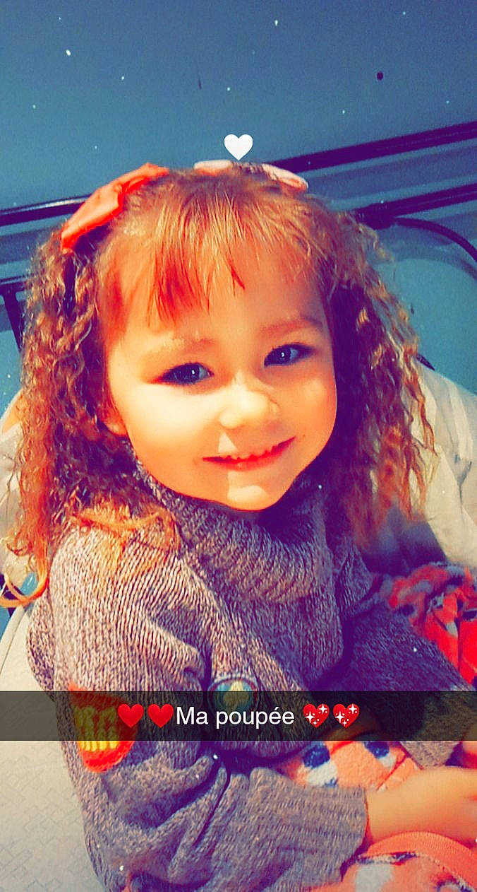 Cassandra participe au concours pour gagner de l'argent avec cette photo : bangs, blond, cheek, chin, electric_blue, eyebrow, eyelash, fun, happy, iris, joy, layered_hair, lip, long_hair, magenta, nose, person, purple, skin, smile