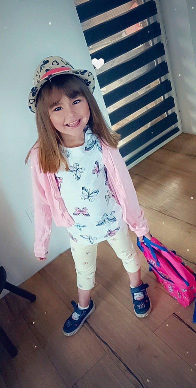 Cassandra a rejoint le concours — aidez-le/la à gagner de superbes lots ! baby_toddler_clothing, baseball_cap, cap, child, clothing, cool, face, happy, joy, magenta, pattern, person, pink, purple, shoe, skin, sleeve, smile, snapshot, sneakers