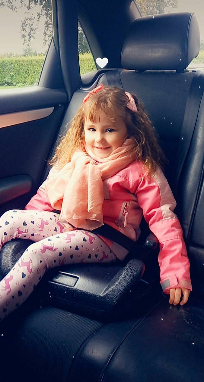 Cassandra a rejoint le concours — aidez-le/la à gagner de superbes lots ! arm, automotive_design, car, car_seat_cover, comfort, dress, finger, hair, hairstyle, hand, head, joy, leg, lip, mammal, motor_vehicle, mouth, person, pink, skin