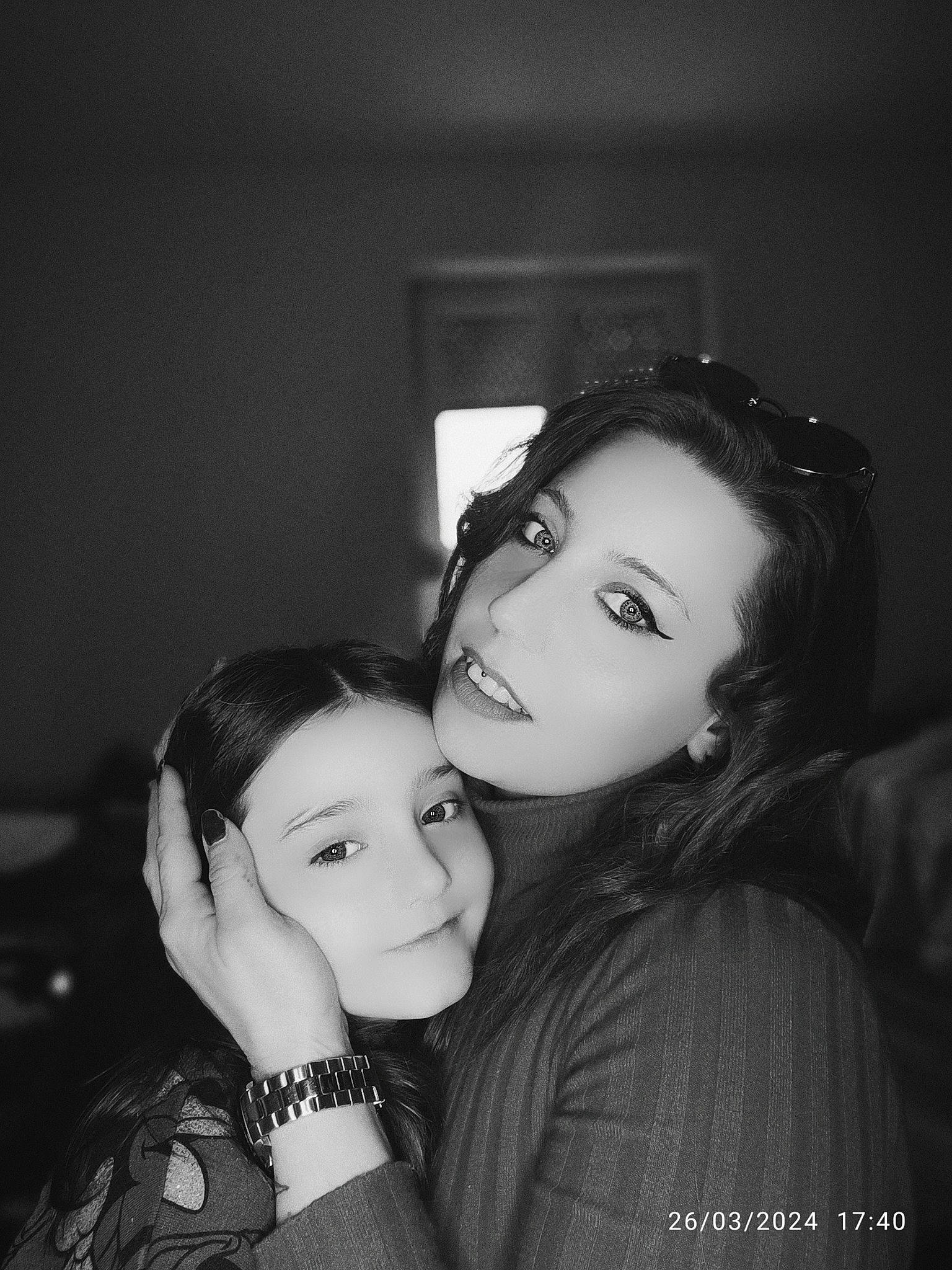 Milla a rejoint le concours — aidez-le/la à gagner de superbes lots ! black_and_white, black_hair, child, event, eye, eyelash, face, flash_photography, fun, gesture, hair, happy, head, iris, jewellery, lip, monochrome, monochrome_photography, person, style