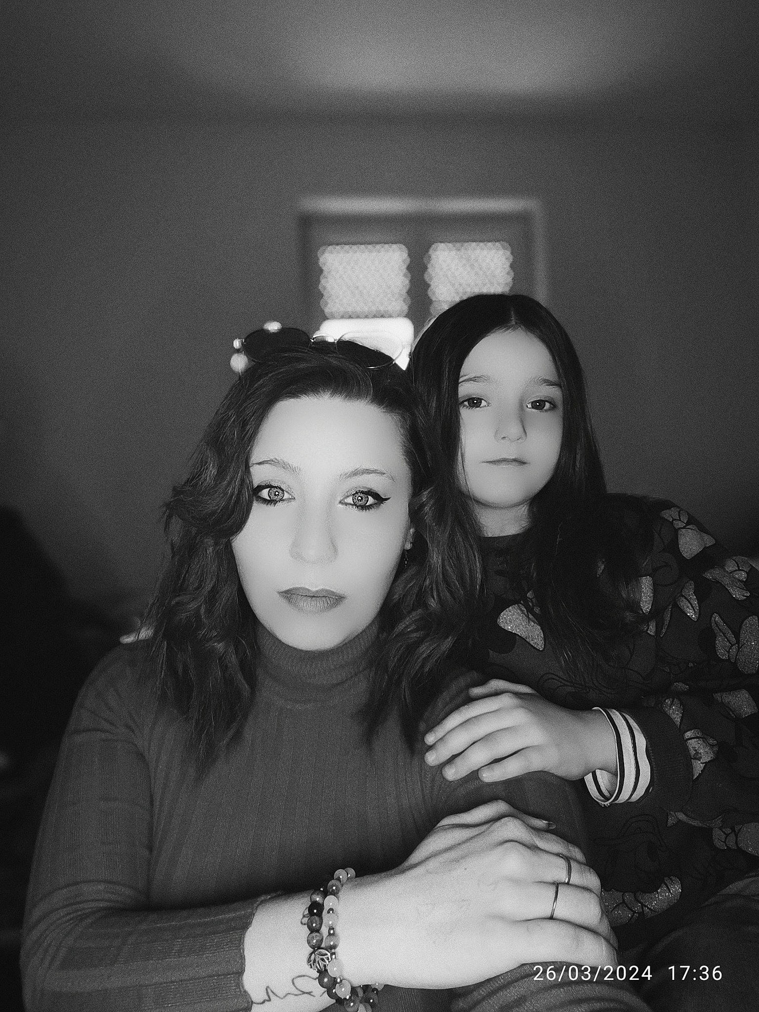 Milla participe au concours pour gagner de l'argent avec cette photo : black, black_and_white, black_hair, child, event, eyelash, fashion_design, flash_photography, fun, gesture, happy, jewellery, lip, long_hair, monochrome, monochrome_photography, person, shoulder, sitting, style