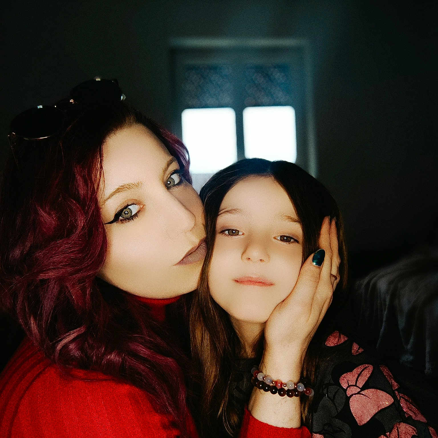 Milla participe au concours pour gagner de l'argent avec cette photo : beauty, black_hair, cheek, event, eye, eye_liner, eyelash, flash_photography, fun, gesture, hand, happy, kiss, lip, lipstick, long_hair, makeover, mouth, neck, window